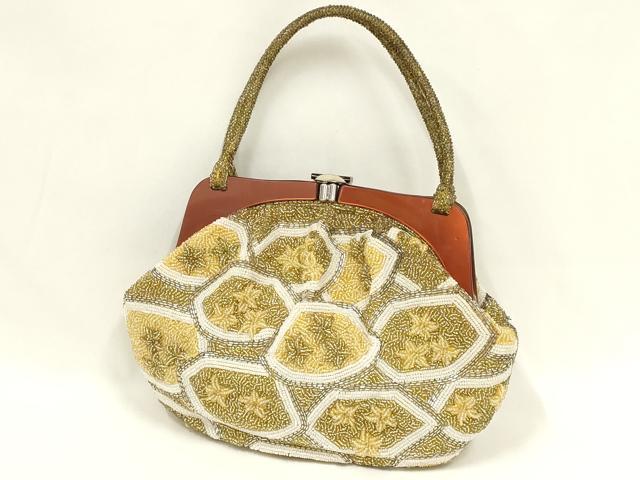 ■■■　サイズ　■■■ 【バッグ】 横　　　27cm 縦　　　18cm　取っ手込み　32cm 奥行き　5.5cm ■■■　商品詳細　■■■ 状態は参考画像のように所々に汚れ、傷がございます。 大変上質な逸品になります。 お安く出品致しますので、是非この機会にいかがでしょうか？ ■■■　注意事項　■■■ ■モニター発色の具合により色合いが異なる場合がございます。 ■寸法は多少の誤差が生じる場合がございますのでご了承ください。 ■縫込みの長さが左右非対称の場合は短い部分を記載しております。 左右非対称であってもご返品・お値引き等の保証は出来かねますので、ご了承の上ご購入をお願い致します。 ■シミ等のチェックには注意を払っておりますが、見落としがある場合もございますし、個人の見解も様々ですので神経質な方のご購入はお控えください。 ■箪笥に入っておりました着物や帯なので畳みシワや匂いがあるものもございます。 ■お休みは基本的に土日祝となりますが、その他臨時でお休みする場合がございますのでご了承ください。 ■商品の発送は平日のみの発送となります。 ■夜間と土曜、日曜日はお問い合わせの回答が遅れる場合がございます。 ■当店では、お直し、紋入れ、お手入れ等は承っておりません。 ■生地の状態（ヤケ、経年劣化等）によってはサイズ直しが出来ない場合がございます。 その点もどうかご了承のうえ、ご購入をお願いいたします。 ■弊社で取り扱う商品は一点ものにつき、時期や在庫状況に応じて金額が変更となる場合がございます。 ■検針は行っておりません。予めご了承いただきますようお願いいたします。 ■【洗える着物】と記載のある商品におきましては、商品お届け後に洗濯を行ってしまってからのご返品にはご対応しかねます。 念の為、専門店でのお手入れをお願いいたします。 ■写真に写っている物が全てになります。それ以外の付属品はございませんのでご了承ください。 ■状態に関する写真につきましては、掲載可能な写真枚数に限りがあるため、各箇所につき1枚参考画像を掲載しております。 ■着物のサイズ目安は下記を参考ください↓ ＜女性着物＞　お端折り次第で＋5cm　−1cmが着用可能サイズ 　例）身丈170cmの場合、身長160cm〜175cm ＜男性着物＞　身丈＋約25cm〜27cm程が適応身長 　例）身丈155cmの場合、身長180〜182cm