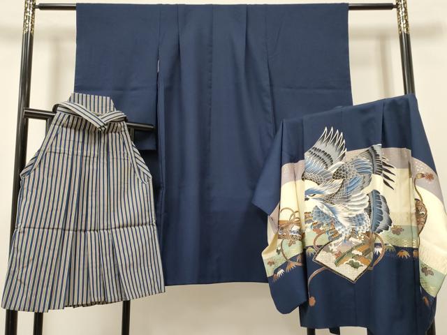 ■■■　サイズ　■■■ 【祝着】 身丈 103cm（肩から） 裄丈 51.5cm（肩上げ　2.5cm） 袖丈 56.5cm　縫込み 1cm 袖幅 31.5cm 前幅 19.5cm 後幅 26cm 着物縫いこみ 内揚げ 0cm （腰上げ　0cm） 裄 お袖側 約1cm　身頃側 約1cm 【羽織】 身丈 69cm（肩から） 裄丈 52cm（肩上げ　2cm） 袖丈 58cm　縫込み 1cm 袖幅 31.5cm 前幅 19cm 後幅 25cm （腰上げ　0cm） 裄 お袖側 約1cm　身頃側 約1cm 【袴】 紐下　約　58cm ■■■　商品詳細　■■■ 着物【化繊】の状態は接写画像のように右袖前後に薄い汚れございますが その他特に目立ったシミ汚れなどもなく大変良い状態です。 羽織【化繊】の状態は接写画像のように左袖前後・上前胸付近に薄い汚れがございますが その他特に目立ったシミ汚れなどもなく大変良い状態です。 袴【化繊】の状態は特に目立ったシミ汚れなどもなく大変良い状態です。 お安く出品致しますので、是非この機会にいかがでしょうか？ ※襦袢・帯の付属がございません。 ※ご自身で洗濯された場合の保証はできかねます。専門店にご相談ください。 ■■■　注意事項　■■■ ■モニター発色の具合により色合いが異なる場合がございます。 ■寸法は多少の誤差が生じる場合がございますのでご了承ください。 ■縫込みの長さが左右非対称の場合は短い部分を記載しております。 左右非対称であってもご返品・お値引き等の保証は出来かねますので、ご了承の上ご購入をお願い致します。 ■シミ等のチェックには注意を払っておりますが、見落としがある場合もございますし、個人の見解も様々ですので神経質な方のご購入はお控えください。 ■箪笥に入っておりました着物や帯なので畳みシワや匂いがあるものもございます。 ■お休みは基本的に土日祝となりますが、その他臨時でお休みする場合がございますのでご了承ください。 ■商品の発送は平日のみの発送となります。 ■夜間と土曜、日曜日はお問い合わせの回答が遅れる場合がございます。 ■当店では、お直し、紋入れ、お手入れ等は承っておりません。 ■生地の状態（ヤケ、経年劣化等）によってはサイズ直しが出来ない場合がございます。 その点もどうかご了承のうえ、ご購入をお願いいたします。 ■弊社で取り扱う商品は一点ものにつき、時期や在庫状況に応じて金額が変更となる場合がございます。 ■検針は行っておりません。予めご了承いただきますようお願いいたします。 ■【洗える着物】と記載のある商品におきましては、商品お届け後に洗濯を行ってしまってからのご返品にはご対応しかねます。 念の為、専門店でのお手入れをお願いいたします。 ■着物のサイズ目安は下記を参考ください↓ ＜女性着物＞　お端折り次第で＋5cm　−1cmが着用可能サイズ 　例）身丈170cmの場合、身長160cm〜175cm ＜男性着物＞　身丈＋約25cm〜27cm程が適応身長 　例）身丈155cmの場合、身長180〜182cm