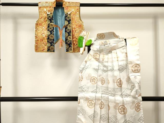 ■■■　サイズ　■■■ 【陣羽織】 身丈 40cm（肩から） 裄丈 16.5cm（肩上げ　0cm） 【袴】 紐下　約　58cm 【帯】 リボン含む長さ 146cm　幅 7cm程 ■■■　商品詳細　■■■ 陣羽織・帯【交織】のいずれも 状態は特に目立ったシミ汚れなどもなく大変良い状態です。 袴【交織】の 状態は接写画像のように腰板に糸ホツレがございますがその他表地は特に目立ったシミ汚れなどもなく大変良い状態です。 お安く出品致しますので、是非この機会にいかがでしょうか？ ※陣羽織は肩上げと腰上げがされておりません。 ■■■　注意事項　■■■ ■モニター発色の具合により色合いが異なる場合がございます。 ■寸法は多少の誤差が生じる場合がございますのでご了承ください。 ■縫込みの長さが左右非対称の場合は短い部分を記載しております。 左右非対称であってもご返品・お値引き等の保証は出来かねますので、ご了承の上ご購入をお願い致します。 ■シミ等のチェックには注意を払っておりますが、見落としがある場合もございますし、個人の見解も様々ですので神経質な方のご購入はお控えください。 ■箪笥に入っておりました着物や帯なので畳みシワや匂いがあるものもございます。 ■お休みは基本的に土日祝となりますが、その他臨時でお休みする場合がございますのでご了承ください。 ■商品の発送は平日のみの発送となります。 ■夜間と土曜、日曜日はお問い合わせの回答が遅れる場合がございます。 ■当店では、お直し、紋入れ、お手入れ等は承っておりません。 ■生地の状態（ヤケ、経年劣化等）によってはサイズ直しが出来ない場合がございます。 その点もどうかご了承のうえ、ご購入をお願いいたします。 ■弊社で取り扱う商品は一点ものにつき、時期や在庫状況に応じて金額が変更となる場合がございます。 ■検針は行っておりません。予めご了承いただきますようお願いいたします。 ■【洗える着物】と記載のある商品におきましては、商品お届け後に洗濯を行ってしまってからのご返品にはご対応しかねます。 念の為、専門店でのお手入れをお願いいたします。 ■着物のサイズ目安は下記を参考ください↓ ＜女性着物＞　お端折り次第で＋5cm　−1cmが着用可能サイズ 　例）身丈170cmの場合、身長160cm〜175cm ＜男性着物＞　身丈＋約25cm〜27cm程が適応身長 　例）身丈155cmの場合、身長180〜182cm