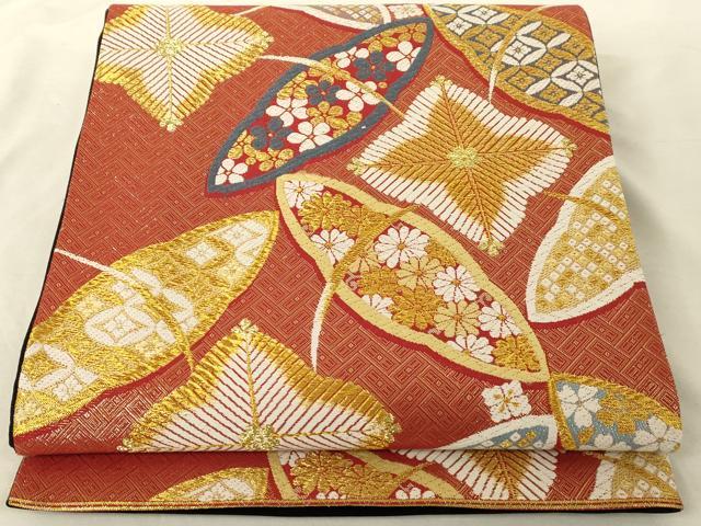 ■■■　サイズ　■■■ 長さ 444cm 幅 31cm程 ■■■　商品詳細　■■■ 【正絹・関西仕立て】 詳細に関しましては、画像をご確認ください。 大変上質な逸品になります。 お安く出品致しますので、是非この機会にいかがでしょうか？ ■■■　注意事項　■■■ ■モニター発色の具合により色合いが異なる場合がございます。 ■寸法は多少の誤差が生じる場合がございますのでご了承ください。 ■縫込みの長さが左右非対称の場合は短い部分を記載しております。 左右非対称であってもご返品・お値引き等の保証は出来かねますので、ご了承の上ご購入をお願い致します。 ■シミ等のチェックには注意を払っておりますが、見落としがある場合もございますし、個人の見解も様々ですので神経質な方のご購入はお控えください。 ■箪笥に入っておりました着物や帯なので畳みシワや匂いがあるものもございます。 ■お休みは基本的に土日祝となりますが、その他臨時でお休みする場合がございますのでご了承ください。 ■商品の発送は平日のみの発送となります。 ■夜間と土曜、日曜日はお問い合わせの回答が遅れる場合がございます。 ■当店では、お直し、紋入れ、お手入れ等は承っておりません。 ■生地の状態（ヤケ、経年劣化等）によってはサイズ直しが出来ない場合がございます。 その点もどうかご了承のうえ、ご購入をお願いいたします。 ■弊社で取り扱う商品は一点ものにつき、時期や在庫状況に応じて金額が変更となる場合がございます。 ■検針は行っておりません。予めご了承いただきますようお願いいたします。 ■【洗える着物】と記載のある商品におきましては、商品お届け後に洗濯を行ってしまってからのご返品にはご対応しかねます。 念の為、専門店でのお手入れをお願いいたします。 ■着物のサイズ目安は下記を参考ください↓ ＜女性着物＞　お端折り次第で＋5cm　−1cmが着用可能サイズ 　例）身丈170cmの場合、身長160cm〜175cm ＜男性着物＞　身丈＋約25cm〜27cm程が適応身長 　例）身丈155cmの場合、身長180〜182cm