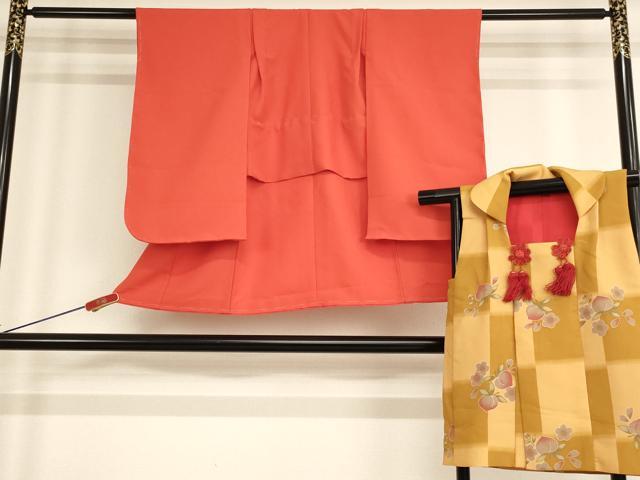 ■■■　サイズ　■■■ 【祝着】 身丈 75cm（肩から） 裄丈 39cm（肩上げ　2.5cm） 袖丈 58.5cm　縫込み 3cm 袖幅 26cm 前幅 15cm 後幅 19cm 着物縫いこみ 内揚げ 0cm （腰上げ　13cm） 裄 お袖側 約2.5cm　身頃側 約1cm 【被布】 身丈 56cm（肩から） 裄丈 15cm（肩上げ　1.5cm） ■■■　商品詳細　■■■ 着物【化繊・未使用】の状態は特に目立ったシミ汚れなどもなく大変良い状態です。 被布【化繊】の状態は特に目立ったシミ汚れなどもなく大変良い状態です。 大変上質な逸品になります。 お安く出品致しますので、是非この機会にいかがでしょうか？ ※ご自身で洗濯された場合の保証はできかねます。専門店にご相談ください。 ■■■　注意事項　■■■ ■モニター発色の具合により色合いが異なる場合がございます。 ■寸法は多少の誤差が生じる場合がございますのでご了承ください。 ■縫込みの長さが左右非対称の場合は短い部分を記載しております。 左右非対称であってもご返品・お値引き等の保証は出来かねますので、ご了承の上ご購入をお願い致します。 ■シミ等のチェックには注意を払っておりますが、見落としがある場合もございますし、個人の見解も様々ですので神経質な方のご購入はお控えください。 ■箪笥に入っておりました着物や帯なので畳みシワや匂いがあるものもございます。 ■お休みは基本的に土日祝となりますが、その他臨時でお休みする場合がございますのでご了承ください。 ■商品の発送は平日のみの発送となります。 ■夜間と土曜、日曜日はお問い合わせの回答が遅れる場合がございます。 ■当店では、お直し、紋入れ、お手入れ等は承っておりません。 ■生地の状態（ヤケ、経年劣化等）によってはサイズ直しが出来ない場合がございます。 その点もどうかご了承のうえ、ご購入をお願いいたします。 ■弊社で取り扱う商品は一点ものにつき、時期や在庫状況に応じて金額が変更となる場合がございます。 ■検針は行っておりません。予めご了承いただきますようお願いいたします。 ■【洗える着物】と記載のある商品におきましては、商品お届け後に洗濯を行ってしまってからのご返品にはご対応しかねます。 念の為、専門店でのお手入れをお願いいたします。 ■着物のサイズ目安は下記を参考ください↓ ＜女性着物＞　お端折り次第で＋5cm　−1cmが着用可能サイズ 　例）身丈170cmの場合、身長160cm〜175cm ＜男性着物＞　身丈＋約25cm〜27cm程が適応身長 　例）身丈155cmの場合、身長180〜182cm