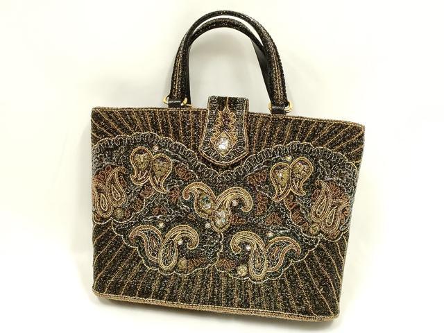 ■■■　サイズ　■■■ 【バッグ】 横　　　33.5cm 縦　　　24cm　取っ手込み　37.5cm 奥行き　7cm ■■■　商品詳細　■■■ 状態は参考画像のように薄い汚れ、皮革の劣化、内ポケットファスナー部分の破損がございます。 大変上質な逸品になります。 お安く出品致しますので、是非この機会にいかがでしょうか？ ■■■　注意事項　■■■ ■モニター発色の具合により色合いが異なる場合がございます。 ■寸法は多少の誤差が生じる場合がございますのでご了承ください。 ■縫込みの長さが左右非対称の場合は短い部分を記載しております。 左右非対称であってもご返品・お値引き等の保証は出来かねますので、ご了承の上ご購入をお願い致します。 ■シミ等のチェックには注意を払っておりますが、見落としがある場合もございますし、個人の見解も様々ですので神経質な方のご購入はお控えください。 ■箪笥に入っておりました着物や帯なので畳みシワや匂いがあるものもございます。 ■お休みは基本的に土日祝となりますが、その他臨時でお休みする場合がございますのでご了承ください。 ■商品の発送は平日のみの発送となります。 ■夜間と土曜、日曜日はお問い合わせの回答が遅れる場合がございます。 ■当店では、お直し、紋入れ、お手入れ等は承っておりません。 ■生地の状態（ヤケ、経年劣化等）によってはサイズ直しが出来ない場合がございます。 その点もどうかご了承のうえ、ご購入をお願いいたします。 ■弊社で取り扱う商品は一点ものにつき、時期や在庫状況に応じて金額が変更となる場合がございます。 ■検針は行っておりません。予めご了承いただきますようお願いいたします。 ■【洗える着物】と記載のある商品におきましては、商品お届け後に洗濯を行ってしまってからのご返品にはご対応しかねます。 念の為、専門店でのお手入れをお願いいたします。 ■写真に写っている物が全てになります。それ以外の付属品はございませんのでご了承ください。 ■状態に関する写真につきましては、掲載可能な写真枚数に限りがあるため、各箇所につき1枚参考画像を掲載しております。 ■着物のサイズ目安は下記を参考ください↓ ＜女性着物＞　お端折り次第で＋5cm　−1cmが着用可能サイズ 　例）身丈170cmの場合、身長160cm〜175cm ＜男性着物＞　身丈＋約25cm〜27cm程が適応身長 　例）身丈155cmの場合、身長180〜182cm