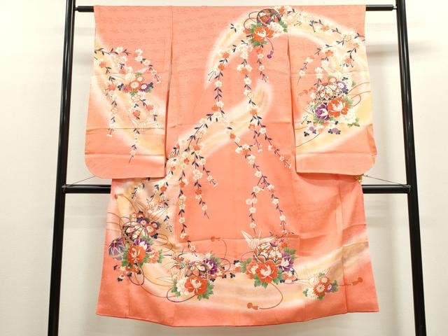 ■■■　サイズ　■■■ 【祝着】 身丈 132cm（肩から） 裄丈 57.5cm（肩上げ　0cm） 袖丈 74cm　縫込み 4.5cm 袖幅 33cm 前幅 17.5cm 後幅 25cm 着物縫いこみ 内揚げ 0cm （腰上げ　0cm） 裄 お袖側 約3cm　身頃側 約2.5cm ■■■　商品詳細　■■■ 着物【化繊】の状態は接写画像のように表地所々に色移り、重ね衿に薄い汚れがございます。 ぜひお手入れをされてお召しになられてはいかがでしょうか。 お安く出品致しますので、是非この機会にいかがでしょうか？ ■■■　注意事項　■■■ ■モニター発色の具合により色合いが異なる場合がございます。 ■寸法は多少の誤差が生じる場合がございますのでご了承ください。 ■縫込みの長さが左右非対称の場合は短い部分を記載しております。 左右非対称であってもご返品・お値引き等の保証は出来かねますので、ご了承の上ご購入をお願い致します。 ■シミ等のチェックには注意を払っておりますが、見落としがある場合もございますし、個人の見解も様々ですので神経質な方のご購入はお控えください。 ■箪笥に入っておりました着物や帯なので畳みシワや匂いがあるものもございます。 ■お休みは基本的に土日祝となりますが、その他臨時でお休みする場合がございますのでご了承ください。 ■商品の発送は平日のみの発送となります。 ■夜間と土曜、日曜日はお問い合わせの回答が遅れる場合がございます。 ■当店では、お直し、紋入れ、お手入れ等は承っておりません。 ■生地の状態（ヤケ、経年劣化等）によってはサイズ直しが出来ない場合がございます。 その点もどうかご了承のうえ、ご購入をお願いいたします。 ■弊社で取り扱う商品は一点ものにつき、時期や在庫状況に応じて金額が変更となる場合がございます。 ■検針は行っておりません。予めご了承いただきますようお願いいたします。 ■【洗える着物】と記載のある商品におきましては、商品お届け後に洗濯を行ってしまってからのご返品にはご対応しかねます。 念の為、専門店でのお手入れをお願いいたします。 ■着物のサイズ目安は下記を参考ください↓ ＜女性着物＞　お端折り次第で＋5cm　−1cmが着用可能サイズ 　例）身丈170cmの場合、身長160cm〜175cm ＜男性着物＞　身丈＋約25cm〜27cm程が適応身長 　例）身丈155cmの場合、身長180〜182cm