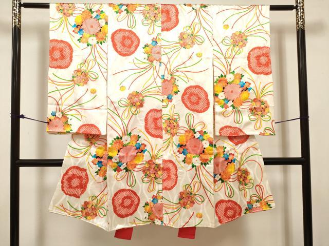 ■■■　サイズ　■■■ 【着物】 身丈 109.5cm（肩から） 裄丈 54.5cm 袖丈 66cm ■■■　商品詳細　■■■ 産着【正絹】 状態は接写画像のように 右袖前・表地所々にインク汚れがございます。 大変上質な逸品になりますので 気になる方はお手入れをされてお召しになられてはいかがでしょうか。 お安く出品致しますので、是非この機会にいかがでしょうか？ ■■■　注意事項　■■■ ■モニター発色の具合により色合いが異なる場合がございます。 ■寸法は多少の誤差が生じる場合がございますのでご了承ください。 ■縫込みの長さが左右非対称の場合は短い部分を記載しております。 左右非対称であってもご返品・お値引き等の保証は出来かねますので、ご了承の上ご購入をお願い致します。 ■シミ等のチェックには注意を払っておりますが、見落としがある場合もございますし、個人の見解も様々ですので神経質な方のご購入はお控えください。 ■箪笥に入っておりました着物や帯なので畳みシワや匂いがあるものもございます。 ■お休みは基本的に土日祝となりますが、その他臨時でお休みする場合がございますのでご了承ください。 ■商品の発送は平日のみの発送となります。 ■夜間と土曜、日曜日はお問い合わせの回答が遅れる場合がございます。 ■当店では、お直し、紋入れ、お手入れ等は承っておりません。 ■生地の状態（ヤケ、経年劣化等）によってはサイズ直しが出来ない場合がございます。 その点もどうかご了承のうえ、ご購入をお願いいたします。 ■弊社で取り扱う商品は一点ものにつき、時期や在庫状況に応じて金額が変更となる場合がございます。 ■検針は行っておりません。予めご了承いただきますようお願いいたします。 ■【洗える着物】と記載のある商品におきましては、商品お届け後に洗濯を行ってしまってからのご返品にはご対応しかねます。 念の為、専門店でのお手入れをお願いいたします。 ■写真に写っている物が全てになります。それ以外の付属品はございませんのでご了承ください。 ■状態に関する写真につきましては、掲載可能な写真枚数に限りがあるため、各箇所につき1枚参考画像を掲載しております。 ■着物のサイズ目安は下記を参考ください↓ ＜女性着物＞　お端折り次第で＋5cm　−1cmが着用可能サイズ 　例）身丈170cmの場合、身長160cm〜175cm ＜男性着物＞　身丈＋約25cm〜27cm程が適応身長 　例）身丈155cmの場合、身長180〜182cm