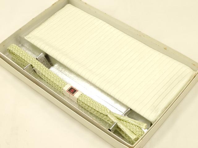 ■■■　商品詳細　■■■ 【未使用】 状態は特に目立ったシミ汚れなどもなく大変良い状態です。 大変上質な逸品になります。 お安く出品致しますので、是非この機会にいかがでしょうか？ ■■■　注意事項　■■■ ■モニター発色の具合により色合いが異なる場合がございます。 ■寸法は多少の誤差が生じる場合がございますのでご了承ください。 ■シミ等のチェックには注意を払っておりますが、見落としがある場合もございますし、個人の見解も様々ですので神経質な方のご購入はお控えください。 ■箪笥に入っておりました着物や帯なので畳みシワや匂いがあるものもございます。 ■お休みは基本的に土日祝となりますが、その他臨時でお休みする場合がございますのでご了承ください。 ■商品の発送は平日のみの発送となります。 ■夜間と土曜、日曜日はお問い合わせの回答が遅れる場合がございます。 ■当店では、お直し、紋入れ、お手入れ等は承っておりません。 ■生地の状態（ヤケ、経年劣化等）によってはサイズ直しが出来ない場合がございます。 その点もどうかご了承のうえ、ご購入をお願いいたします。 ■着物のサイズ目安は下記を参考ください↓ ＜女性着物＞　身長-10cm+5cmが着用可能サイズ(お端折り次第) 　例）身長160cmの方→着物身丈150cm〜165cm ＜男性着物＞　身長-27cm ±5cmが着用可能サイズ 　例）身長170cmの方→着物身丈138cm〜148cm