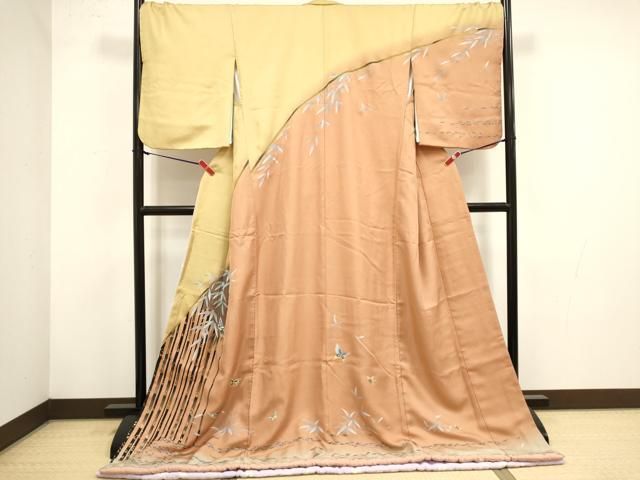 ■■■　サイズ　■■■ 身丈 182cm（肩から） 裄丈 70.5cm 袖丈 57cm　縫込み 2cm 袖幅 36cm 前幅 28cm 後幅 31.5cm 着物縫いこみ 内揚げ 0cm 裄 お袖側 約2cm　身頃側 約1cm ■■■　商品詳細　■■■ 【正絹・比翼仕立て・うそつき襦袢】 状態は接写画像のように左袖前・下前おくみに薄い汚れがございますが その他特に目立ったシミ汚れなどもなく大変良い状態です。 大変上質な逸品になります。 お安く出品致しますので、是非この機会にいかがでしょうか？ ■■■　注意事項　■■■ ■モニター発色の具合により色合いが異なる場合がございます。 ■寸法は多少の誤差が生じる場合がございますのでご了承ください。 ■縫込みの長さが左右非対称の場合は短い部分を記載しております。 左右非対称であってもご返品・お値引き等の保証は出来かねますので、ご了承の上ご購入をお願い致します。 ■シミ等のチェックには注意を払っておりますが、見落としがある場合もございますし、個人の見解も様々ですので神経質な方のご購入はお控えください。 ■箪笥に入っておりました着物や帯なので畳みシワや匂いがあるものもございます。 ■お休みは基本的に土日祝となりますが、その他臨時でお休みする場合がございますのでご了承ください。 ■商品の発送は平日のみの発送となります。 ■夜間と土曜、日曜日はお問い合わせの回答が遅れる場合がございます。 ■当店では、お直し、紋入れ、お手入れ等は承っておりません。 ■生地の状態（ヤケ、経年劣化等）によってはサイズ直しが出来ない場合がございます。 その点もどうかご了承のうえ、ご購入をお願いいたします。 ■弊社で取り扱う商品は一点ものにつき、時期や在庫状況に応じて金額が変更となる場合がございます。 ■検針は行っておりません。予めご了承いただきますようお願いいたします。 ■【洗える着物】と記載のある商品におきましては、商品お届け後に洗濯を行ってしまってからのご返品にはご対応しかねます。 念の為、専門店でのお手入れをお願いいたします。 ■写真に写っている物が全てになります。それ以外の付属品はございませんのでご了承ください。 ■状態に関する写真につきましては、掲載可能な写真枚数に限りがあるため、各箇所につき1枚参考画像を掲載しております。 ■着物のサイズ目安は下記を参考ください↓ ＜女性着物＞　お端折り次第で＋5cm　−1cmが着用可能サイズ 　例）身丈170cmの場合、身長160cm〜175cm ＜男性着物＞　身丈＋約25cm〜27cm程が適応身長 　例）身丈155cmの場合、身長180〜182cm