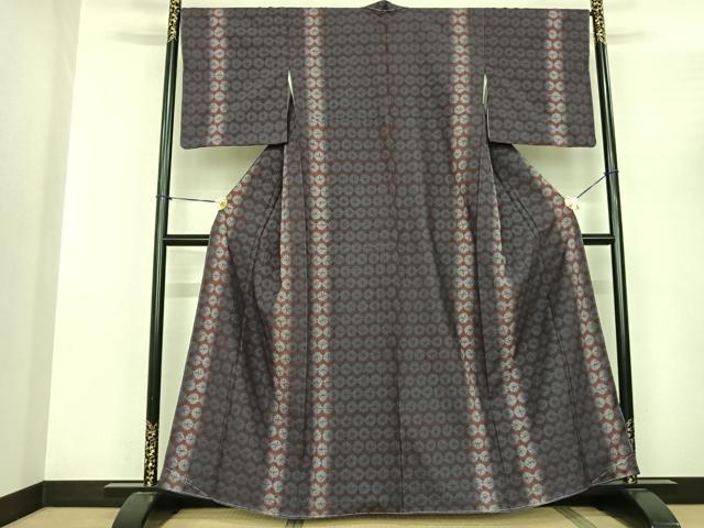 ■■■　サイズ　■■■ 身丈 160cm（肩から） 裄丈 67cm 袖丈 49cm　縫込み 6cm 袖幅 34cm 前幅 26cm 後幅 31cm 着物縫いこみ 内揚げ 7cm 裄 お袖側 約2.5cm　身頃側 約3cm ■■■　商品詳細　■■■ 【正絹・未使用】 状態は特に目立ったシミ汚れなどもなく大変良い状態です。 大変上質な逸品になります。 お安く出品致しますので、是非この機会にいかがでしょうか？ ■■■　注意事項　■■■ ■モニター発色の具合により色合いが異なる場合がございます。 ■寸法は多少の誤差が生じる場合がございますのでご了承ください。 ■縫込みの長さが左右非対称の場合は短い部分を記載しております。 左右非対称であってもご返品・お値引き等の保証は出来かねますので、ご了承の上ご購入をお願い致します。 ■シミ等のチェックには注意を払っておりますが、見落としがある場合もございますし、個人の見解も様々ですので神経質な方のご購入はお控えください。 ■箪笥に入っておりました着物や帯なので畳みシワや匂いがあるものもございます。 ■お休みは基本的に土日祝となりますが、その他臨時でお休みする場合がございますのでご了承ください。 ■商品の発送は平日のみの発送となります。 ■夜間と土曜、日曜日はお問い合わせの回答が遅れる場合がございます。 ■当店では、お直し、紋入れ、お手入れ等は承っておりません。 ■生地の状態（ヤケ、経年劣化等）によってはサイズ直しが出来ない場合がございます。 その点もどうかご了承のうえ、ご購入をお願いいたします。 ■弊社で取り扱う商品は一点ものにつき、時期や在庫状況に応じて金額が変更となる場合がございます。 ■検針は行っておりません。予めご了承いただきますようお願いいたします。 ■【洗える着物】と記載のある商品におきましては、商品お届け後に洗濯を行ってしまってからのご返品にはご対応しかねます。 念の為、専門店でのお手入れをお願いいたします。 ■着物のサイズ目安は下記を参考ください↓ ＜女性着物＞　お端折り次第で＋5cm　−1cmが着用可能サイズ 　例）身丈170cmの場合、身長160cm〜175cm ＜男性着物＞　身丈＋約25cm〜27cm程が適応身長 　例）身丈155cmの場合、身長180〜182cm