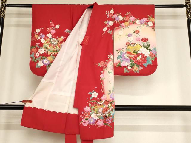 ■■■　サイズ　■■■ 【祝着】 身丈 97cm（肩から） 裄丈 47cm（肩上げ　0cm） 袖丈 55cm　縫込み 1.5cm 袖幅 30cm 前幅 14cm 後幅 16cm 着物縫いこみ 内揚げ 0cm （腰上げ　0cm） 裄 お袖側 約1.5cm　身頃側 約1cm 【長襦袢】 身丈 96cm（肩から） 裄丈 45.5cm（肩上げ　0cm） 袖丈 55cm　縫込み 2cm 袖幅 29.5cm 前幅 14.5cm 後幅 15cm 着物縫いこみ 内揚げ 0cm （腰上げ　0cm） 裄 お袖側 約1cm　身頃側 約0cm ■■■　商品詳細　■■■ 着物【正絹】の状態は特に目立ったシミ汚れなどもなく大変良い状態です。 長襦袢【化繊】の状態は特に目立ったシミ汚れなどもなく大変良い状態です。 大変上質な逸品になります。 お安く出品致しますので、是非この機会にいかがでしょうか？ ■■■　注意事項　■■■ ■モニター発色の具合により色合いが異なる場合がございます。 ■寸法は多少の誤差が生じる場合がございますのでご了承ください。 ■縫込みの長さが左右非対称の場合は短い部分を記載しております。 左右非対称であってもご返品・お値引き等の保証は出来かねますので、ご了承の上ご購入をお願い致します。 ■シミ等のチェックには注意を払っておりますが、見落としがある場合もございますし、個人の見解も様々ですので神経質な方のご購入はお控えください。 ■箪笥に入っておりました着物や帯なので畳みシワや匂いがあるものもございます。 ■お休みは基本的に土日祝となりますが、その他臨時でお休みする場合がございますのでご了承ください。 ■商品の発送は平日のみの発送となります。 ■夜間と土曜、日曜日はお問い合わせの回答が遅れる場合がございます。 ■当店では、お直し、紋入れ、お手入れ等は承っておりません。 ■生地の状態（ヤケ、経年劣化等）によってはサイズ直しが出来ない場合がございます。 その点もどうかご了承のうえ、ご購入をお願いいたします。 ■弊社で取り扱う商品は一点ものにつき、時期や在庫状況に応じて金額が変更となる場合がございます。 ■検針は行っておりません。予めご了承いただきますようお願いいたします。 ■【洗える着物】と記載のある商品におきましては、商品お届け後に洗濯を行ってしまってからのご返品にはご対応しかねます。 念の為、専門店でのお手入れをお願いいたします。 ■着物のサイズ目安は下記を参考ください↓ ＜女性着物＞　お端折り次第で＋5cm　−1cmが着用可能サイズ 　例）身丈170cmの場合、身長160cm〜175cm ＜男性着物＞　身丈＋約25cm〜27cm程が適応身長 　例）身丈155cmの場合、身長180〜182cm