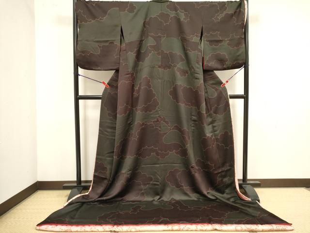 ■■■　サイズ　■■■ 身丈 216cm（肩から） 裄丈 71cm 袖丈 53cm　縫込み 0cm 袖幅 35.5cm 前幅 31cm 後幅 32cm 着物縫いこみ 内揚げ 0cm 裄 お袖側 約2cm　身頃側 約1.5cm ■■■　商品詳細　■■■ 【正絹・比翼仕立て】 状態は接写画像のように表地所々・両袖前後・衿山・衿に薄い汚れがございます。 大変上質な逸品になりますのでぜひお手入れをされてお召しになられてはいかがでしょうか。 お安く出品致しますので、是非この機会にいかがでしょうか？ ■■■　注意事項　■■■ ■モニター発色の具合により色合いが異なる場合がございます。 ■寸法は多少の誤差が生じる場合がございますのでご了承ください。 ■縫込みの長さが左右非対称の場合は短い部分を記載しております。 左右非対称であってもご返品・お値引き等の保証は出来かねますので、ご了承の上ご購入をお願い致します。 ■シミ等のチェックには注意を払っておりますが、見落としがある場合もございますし、個人の見解も様々ですので神経質な方のご購入はお控えください。 ■箪笥に入っておりました着物や帯なので畳みシワや匂いがあるものもございます。 ■お休みは基本的に土日祝となりますが、その他臨時でお休みする場合がございますのでご了承ください。 ■商品の発送は平日のみの発送となります。 ■夜間と土曜、日曜日はお問い合わせの回答が遅れる場合がございます。 ■当店では、お直し、紋入れ、お手入れ等は承っておりません。 ■生地の状態（ヤケ、経年劣化等）によってはサイズ直しが出来ない場合がございます。 その点もどうかご了承のうえ、ご購入をお願いいたします。 ■弊社で取り扱う商品は一点ものにつき、時期や在庫状況に応じて金額が変更となる場合がございます。 ■検針は行っておりません。予めご了承いただきますようお願いいたします。 ■【洗える着物】と記載のある商品におきましては、商品お届け後に洗濯を行ってしまってからのご返品にはご対応しかねます。 念の為、専門店でのお手入れをお願いいたします。 ■写真に写っている物が全てになります。それ以外の付属品はございませんのでご了承ください。 ■状態に関する写真につきましては、掲載可能な写真枚数に限りがあるため、各箇所につき1枚参考画像を掲載しております。 ■着物のサイズ目安は下記を参考ください↓ ＜女性着物＞　お端折り次第で＋5cm　−1cmが着用可能サイズ 　例）身丈170cmの場合、身長160cm〜175cm ＜男性着物＞　身丈＋約25cm〜27cm程が適応身長 　例）身丈155cmの場合、身長180〜182cm