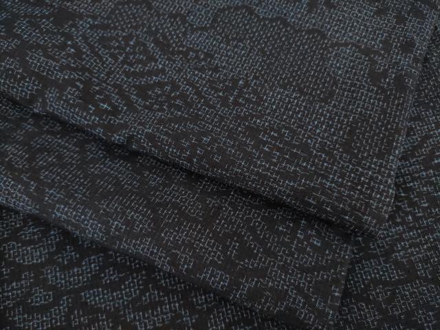 ■■■　サイズ　■■■ 身丈 161cm（肩から） 裄丈 64cm 袖丈 49cm　縫込み　4cm 袖幅 33.5cm 前幅 24cm 後幅 29cm 着物縫いこみ 内揚げ 0cm 裄 お袖側 約1cm　身頃側 約2cm ■■■　商品詳細　■■■ 【正絹】 状態は接写画像のように表地所々、胴裏、衿山に薄い汚れがございます。 大変上質な逸品になりますので気になる方はお手入れをされてお召しになられてはいかがでしょうか。 お安く出品致しますので、是非この機会にいかがでしょうか？ ■■■　注意事項　■■■ ■モニター発色の具合により色合いが異なる場合がございます。 ■寸法は多少の誤差が生じる場合がございますのでご了承ください。 ■シミ等のチェックには注意を払っておりますが、見落としがある場合もございますし、個人の見解も様々ですので神経質な方のご購入はお控えください。 ■箪笥に入っておりました着物や帯なので畳みシワや匂いがあるものもございます。 ■お休みは基本的に土日祝となりますが、その他臨時でお休みする場合がございますのでご了承ください。 ■商品の発送は平日のみの発送となります。 ■夜間と土曜、日曜日はお問い合わせの回答が遅れる場合がございます。 ■当店では、お直し、紋入れ、お手入れ等は承っておりません。 ■生地の状態（ヤケ、経年劣化等）によってはサイズ直しが出来ない場合がございます。 その点もどうかご了承のうえ、ご購入をお願いいたします。 ■着物のサイズ目安は下記を参考ください↓ ＜女性着物＞　身長-10cm+5cmが着用可能サイズ(お端折り次第) 　例）身長160cmの方→着物身丈150cm〜165cm ＜男性着物＞　身長-27cm ±5cmが着用可能サイズ 　例）身長170cmの方→着物身丈138cm〜148cm