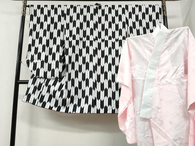 ■■■　サイズ　■■■ 【小振袖】 身丈 144cm（肩から） 裄丈 66cm 袖丈 75.5cm　縫込み 1cm 袖幅 34cm 前幅 23cm 後幅 28.5cm 着物縫いこみ 内揚げ 0cm 裄 お袖側 約1cm　身頃側 約1cm 【長襦袢：無双仕立て】 身丈 104cm（肩から） 裄丈 64.5cm 袖丈 75.5cm　縫込み 1cm 袖幅 34cm 前幅 23cm 後幅 28.5cm 着物縫いこみ 内揚げ 0cm 裄 お袖側 約1cm　身頃側 約1cm ■■■　商品詳細　■■■ 【化繊】 状態は特に目立ったシミ汚れなどもなく大変良い状態です。 お安く出品致しますので、是非この機会にいかがでしょうか？※ご自身で洗濯された場合の保証はできかねます。 専門店にご相談ください。 ■■■　注意事項　■■■ ■モニター発色の具合により色合いが異なる場合がございます。 ■寸法は多少の誤差が生じる場合がございますのでご了承ください。 ■縫込みの長さが左右非対称の場合は短い部分を記載しております。 左右非対称であってもご返品・お値引き等の保証は出来かねますので、ご了承の上ご購入をお願い致します。 ■シミ等のチェックには注意を払っておりますが、見落としがある場合もございますし、個人の見解も様々ですので神経質な方のご購入はお控えください。 ■箪笥に入っておりました着物や帯なので畳みシワや匂いがあるものもございます。 ■お休みは基本的に土日祝となりますが、その他臨時でお休みする場合がございますのでご了承ください。 ■商品の発送は平日のみの発送となります。 ■夜間と土曜、日曜日はお問い合わせの回答が遅れる場合がございます。 ■当店では、お直し、紋入れ、お手入れ等は承っておりません。 ■生地の状態（ヤケ、経年劣化等）によってはサイズ直しが出来ない場合がございます。 その点もどうかご了承のうえ、ご購入をお願いいたします。 ■弊社で取り扱う商品は一点ものにつき、時期や在庫状況に応じて金額が変更となる場合がございます。 ■検針は行っておりません。予めご了承いただきますようお願いいたします。 ■【洗える着物】と記載のある商品におきましては、商品お届け後に洗濯を行ってしまってからのご返品にはご対応しかねます。 念の為、専門店でのお手入れをお願いいたします。 ■写真に写っている物が全てになります。それ以外の付属品はございませんのでご了承ください。 ■状態に関する写真につきましては、掲載可能な写真枚数に限りがあるため、各箇所につき1枚参考画像を掲載しております。 ■着物のサイズ目安は下記を参考ください↓ ＜女性着物＞　お端折り次第で＋5cm　－1cmが着用可能サイズ 　例）身丈170cmの場合、身長160cm～175cm ＜男性着物＞　身丈＋約25cm～27cm程が適応身長 　例）身丈155cmの場合、身長180～182cm