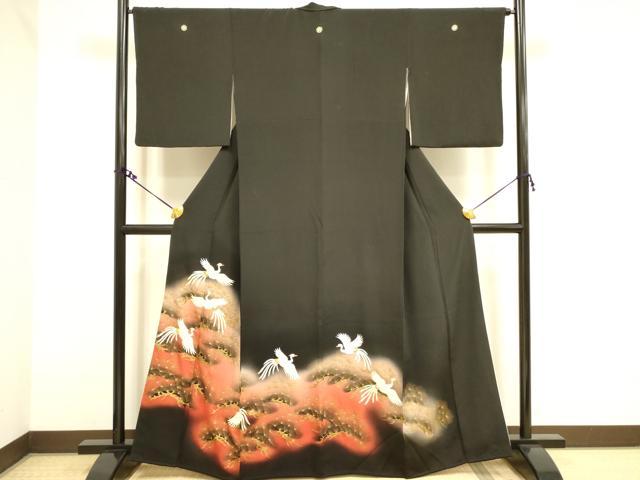 ■■■　サイズ　■■■ 身丈 164cm（肩から） 裄丈 66cm 袖丈 50.5cm　縫込み 4cm 袖幅 34cm 前幅 23cm 後幅 29cm 着物縫いこみ 内揚げ 3cm 裄 お袖側 約1.5cm　身頃側 約1.5cm ■■■　商品詳細　■■■ 【正絹・五つ紋・比翼仕立て】 状態は画像を添付しておりますので、そちらをご確認下さいますよう宜しくお願い致します。 大変上質な逸品になります。 お安く出品致しますので、是非この機会にいかがでしょうか？ ■■■　注意事項　■■■ ■モニター発色の具合により色合いが異なる場合がございます。 ■寸法は多少の誤差が生じる場合がございますのでご了承ください。 ■縫込みの長さが左右非対称の場合は短い部分を記載しております。 左右非対称であってもご返品・お値引き等の保証は出来かねますので、ご了承の上ご購入をお願い致します。 ■シミ等のチェックには注意を払っておりますが、見落としがある場合もございますし、個人の見解も様々ですので神経質な方のご購入はお控えください。 ■箪笥に入っておりました着物や帯なので畳みシワや匂いがあるものもございます。 ■お休みは基本的に土日祝となりますが、その他臨時でお休みする場合がございますのでご了承ください。 ■商品の発送は平日のみの発送となります。 ■夜間と土曜、日曜日はお問い合わせの回答が遅れる場合がございます。 ■当店では、お直し、紋入れ、お手入れ等は承っておりません。 ■生地の状態（ヤケ、経年劣化等）によってはサイズ直しが出来ない場合がございます。 その点もどうかご了承のうえ、ご購入をお願いいたします。 ■弊社で取り扱う商品は一点ものにつき、時期や在庫状況に応じて金額が変更となる場合がございます。 ■検針は行っておりません。予めご了承いただきますようお願いいたします。 ■【洗える着物】と記載のある商品におきましては、商品お届け後に洗濯を行ってしまってからのご返品にはご対応しかねます。 念の為、専門店でのお手入れをお願いいたします。 ■着物のサイズ目安は下記を参考ください↓ ＜女性着物＞　お端折り次第で＋5cm　−1cmが着用可能サイズ 　例）身丈170cmの場合、身長160cm〜175cm ＜男性着物＞　身丈＋約25cm〜27cm程が適応身長 　例）身丈155cmの場合、身長180〜182cm