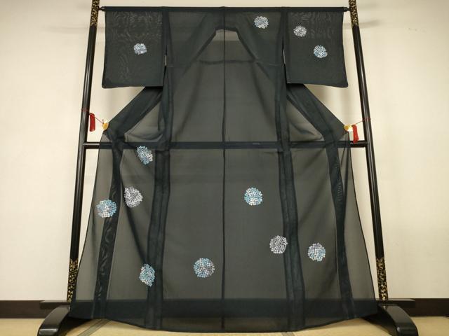 ■■■　サイズ　■■■ 身丈 166.5cm（肩から） 裄丈 64cm 袖丈 49cm　縫込み 4.5cm 袖幅 32.5cm 前幅 23.5cm 後幅 30.5cm 着物縫いこみ 内揚げ 0cm 裄 お袖側 約2cm　身頃側 約1cm ■■■　商品詳細　■■■ 【正絹・未使用】 状態は特に目立ったシミ汚れなどもなく大変良い状態です。 大変上質な逸品になります。 お安く出品致しますので、是非この機会にいかがでしょうか？ ■■■　注意事項　■■■ ■モニター発色の具合により色合いが異なる場合がございます。 ■寸法は多少の誤差が生じる場合がございますのでご了承ください。 ■縫込みの長さが左右非対称の場合は短い部分を記載しております。 左右非対称であってもご返品・お値引き等の保証は出来かねますので、ご了承の上ご購入をお願い致します。 ■シミ等のチェックには注意を払っておりますが、見落としがある場合もございますし、個人の見解も様々ですので神経質な方のご購入はお控えください。 ■箪笥に入っておりました着物や帯なので畳みシワや匂いがあるものもございます。 ■お休みは基本的に土日祝となりますが、その他臨時でお休みする場合がございますのでご了承ください。 ■商品の発送は平日のみの発送となります。 ■夜間と土曜、日曜日はお問い合わせの回答が遅れる場合がございます。 ■当店では、お直し、紋入れ、お手入れ等は承っておりません。 ■生地の状態（ヤケ、経年劣化等）によってはサイズ直しが出来ない場合がございます。 その点もどうかご了承のうえ、ご購入をお願いいたします。 ■弊社で取り扱う商品は一点ものにつき、時期や在庫状況に応じて金額が変更となる場合がございます。 ■検針は行っておりません。予めご了承いただきますようお願いいたします。 ■【洗える着物】と記載のある商品におきましては、商品お届け後に洗濯を行ってしまってからのご返品にはご対応しかねます。 念の為、専門店でのお手入れをお願いいたします。 ■写真に写っている物が全てになります。それ以外の付属品はございませんのでご了承ください。 ■状態に関する写真につきましては、掲載可能な写真枚数に限りがあるため、各箇所につき1枚参考画像を掲載しております。 ■着物のサイズ目安は下記を参考ください↓ ＜女性着物＞　お端折り次第で＋5cm　−1cmが着用可能サイズ 　例）身丈170cmの場合、身長160cm〜175cm ＜男性着物＞　身丈＋約25cm〜27cm程が適応身長 　例）身丈155cmの場合、身長180〜182cm