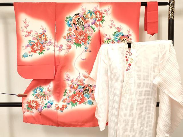■■■　サイズ　■■■ 【祝着】 身丈 100cm（肩から） 裄丈 47cm（肩上げ　0cm） 袖丈 57.5cm　縫込み 3cm 袖幅 30.5cm 前幅 14.5cm 後幅 16cm 着物縫いこみ 内揚げ 0cm （腰上げ　0cm） 裄 お袖側 約1.5cm　身頃側 約0cm 【長襦袢】 身丈 97.5cm（肩から） 裄丈 46cm（肩上げ　0cm） 袖丈 57.5cm　縫込み 4cm 袖幅 30cm 前幅 14cm 後幅 16cm 着物縫いこみ 内揚げ 0cm （腰上げ　0cm） 裄 お袖側 約1.5cm　身頃側 約0cm ■■■　商品詳細　■■■ 着物【正絹】の 状態は接写画像のように表地所々に薄い汚れがございます。 長襦袢【化繊】の状態は接写画像のように表地所々に薄い汚れがございます。 大変上質な逸品になりますので ぜひお手入れをされてお召しになられてはいかがでしょうか。 お安く出品致しますので、是非この機会にいかがでしょうか？ ※着物紐の付属がございます。 ※着物・襦袢共に肩上げと腰上げがされておりません。 ■■■　注意事項　■■■ ■モニター発色の具合により色合いが異なる場合がございます。 ■寸法は多少の誤差が生じる場合がございますのでご了承ください。 ■縫込みの長さが左右非対称の場合は短い部分を記載しております。 左右非対称であってもご返品・お値引き等の保証は出来かねますので、ご了承の上ご購入をお願い致します。 ■シミ等のチェックには注意を払っておりますが、見落としがある場合もございますし、個人の見解も様々ですので神経質な方のご購入はお控えください。 ■箪笥に入っておりました着物や帯なので畳みシワや匂いがあるものもございます。 ■お休みは基本的に土日祝となりますが、その他臨時でお休みする場合がございますのでご了承ください。 ■商品の発送は平日のみの発送となります。 ■夜間と土曜、日曜日はお問い合わせの回答が遅れる場合がございます。 ■当店では、お直し、紋入れ、お手入れ等は承っておりません。 ■生地の状態（ヤケ、経年劣化等）によってはサイズ直しが出来ない場合がございます。 その点もどうかご了承のうえ、ご購入をお願いいたします。 ■弊社で取り扱う商品は一点ものにつき、時期や在庫状況に応じて金額が変更となる場合がございます。 ■検針は行っておりません。予めご了承いただきますようお願いいたします。 ■【洗える着物】と記載のある商品におきましては、商品お届け後に洗濯を行ってしまってからのご返品にはご対応しかねます。 念の為、専門店でのお手入れをお願いいたします。 ■着物のサイズ目安は下記を参考ください↓ ＜女性着物＞　お端折り次第で＋5cm　−1cmが着用可能サイズ 　例）身丈170cmの場合、身長160cm〜175cm ＜男性着物＞　身丈＋約25cm〜27cm程が適応身長 　例）身丈155cmの場合、身長180〜182cm