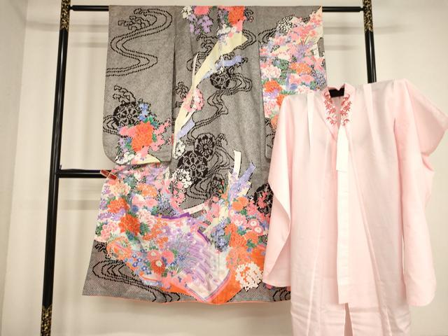 ■■■　サイズ　■■■ 【祝着】 身丈 132cm（肩から） 裄丈 47.5cm（肩上げ　3.5cm） 袖丈 74cm　縫込み 2cm 袖幅 29.5cm 前幅 18.5cm 後幅 25.5cm 着物縫いこみ 内揚げ 0cm （腰上げ　0cm） 裄 お袖側 約3.5cm　身頃側 約1cm 【長襦袢】 身丈 107.5cm（肩から） 裄丈 47.5cm（肩上げ　2cm） 袖丈 74.5cm　縫込み 2cm 袖幅 28cm 前幅 19cm 後幅 25cm 着物縫いこみ 内揚げ 0cm （腰上げ　0cm） 裄 お袖側 約6.5cm　身頃側 約0cm ■■■　商品詳細　■■■ 着物【化繊】の状態は接写画像のように上前おくみ・袖口・八掛に汚れがございますが その他特に目立ったシミ汚れなどもなく大変良い状態です。 長襦袢【化繊】の状態は接写画像のように後身頃に汚れがございますがその他特に目立ったシミ汚れなどもなく大変良い状態です。 お安く出品致しますので、是非この機会にいかがでしょうか？ ■■■　注意事項　■■■ ■モニター発色の具合により色合いが異なる場合がございます。 ■寸法は多少の誤差が生じる場合がございますのでご了承ください。 ■縫込みの長さが左右非対称の場合は短い部分を記載しております。 左右非対称であってもご返品・お値引き等の保証は出来かねますので、ご了承の上ご購入をお願い致します。 ■シミ等のチェックには注意を払っておりますが、見落としがある場合もございますし、個人の見解も様々ですので神経質な方のご購入はお控えください。 ■箪笥に入っておりました着物や帯なので畳みシワや匂いがあるものもございます。 ■お休みは基本的に土日祝となりますが、その他臨時でお休みする場合がございますのでご了承ください。 ■商品の発送は平日のみの発送となります。 ■夜間と土曜、日曜日はお問い合わせの回答が遅れる場合がございます。 ■当店では、お直し、紋入れ、お手入れ等は承っておりません。 ■生地の状態（ヤケ、経年劣化等）によってはサイズ直しが出来ない場合がございます。 その点もどうかご了承のうえ、ご購入をお願いいたします。 ■弊社で取り扱う商品は一点ものにつき、時期や在庫状況に応じて金額が変更となる場合がございます。 ■検針は行っておりません。予めご了承いただきますようお願いいたします。 ■【洗える着物】と記載のある商品におきましては、商品お届け後に洗濯を行ってしまってからのご返品にはご対応しかねます。 念の為、専門店でのお手入れをお願いいたします。 ■着物のサイズ目安は下記を参考ください↓ ＜女性着物＞　お端折り次第で＋5cm　−1cmが着用可能サイズ 　例）身丈170cmの場合、身長160cm〜175cm ＜男性着物＞　身丈＋約25cm〜27cm程が適応身長 　例）身丈155cmの場合、身長180〜182cm