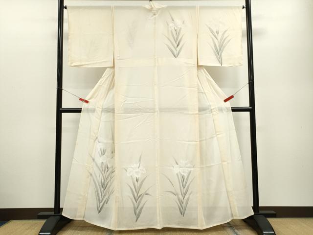 ■■■　サイズ　■■■ 身丈 159cm（肩から） 裄丈 68cm 袖丈 46cm　縫込み 6.5cm 袖幅 34cm 前幅 25.5cm 後幅 31.5cm 着物縫いこみ 内揚げ 3cm 裄 お袖側 約1cm　身頃側 約1cm ■■■　商品詳細　■■■ 【正絹】 状態は接写画像のように表地所々に薄い汚れ、衿裏に薄い点シミがございます。 大変上質な逸品になりますのでぜひお手入れをされてお召しになられてはいかがでしょうか。 お安く出品致しますので、是非この機会にいかがでしょうか？ ■■■　注意事項　■■■ ■モニター発色の具合により色合いが異なる場合がございます。 ■寸法は多少の誤差が生じる場合がございますのでご了承ください。 ■縫込みの長さが左右非対称の場合は短い部分を記載しております。 左右非対称であってもご返品・お値引き等の保証は出来かねますので、ご了承の上ご購入をお願い致します。 ■シミ等のチェックには注意を払っておりますが、見落としがある場合もございますし、個人の見解も様々ですので神経質な方のご購入はお控えください。 ■箪笥に入っておりました着物や帯なので畳みシワや匂いがあるものもございます。 ■お休みは基本的に土日祝となりますが、その他臨時でお休みする場合がございますのでご了承ください。 ■商品の発送は平日のみの発送となります。 ■夜間と土曜、日曜日はお問い合わせの回答が遅れる場合がございます。 ■当店では、お直し、紋入れ、お手入れ等は承っておりません。 ■生地の状態（ヤケ、経年劣化等）によってはサイズ直しが出来ない場合がございます。 その点もどうかご了承のうえ、ご購入をお願いいたします。 ■弊社で取り扱う商品は一点ものにつき、時期や在庫状況に応じて金額が変更となる場合がございます。 ■検針は行っておりません。予めご了承いただきますようお願いいたします。 ■【洗える着物】と記載のある商品におきましては、商品お届け後に洗濯を行ってしまってからのご返品にはご対応しかねます。 念の為、専門店でのお手入れをお願いいたします。 ■着物のサイズ目安は下記を参考ください↓ ＜女性着物＞　お端折り次第で＋5cm　−1cmが着用可能サイズ 　例）身丈170cmの場合、身長160cm〜175cm ＜男性着物＞　身丈＋約25cm〜27cm程が適応身長 　例）身丈155cmの場合、身長180〜182cm