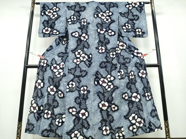 ■■■　サイズ　■■■ 身丈 152cm（肩から） 裄丈 63.5cm 袖丈 47cm　縫込み 2cm 袖幅 32cm 前幅 23.5cm 後幅 29.5cm 着物縫いこみ 内揚げ 0cm 裄 お袖側 約2cm　身頃側 約0cm ■■■　商品詳細　■■■ 【綿】 状態は接写画像のように衿山に薄い汚れ、白場所々・右袖に薄いシミがございますが その他特に目立ったシミ汚れなどもなく大変良い状態です。 人気の高い“有松鳴海絞り”の浴衣でございます。 “鳴海絞り”ならではの表情を生み出す立体感と 淡いぼかしで息を吹き込まれ、 今にも動き出しそうな迫力を放っております。 夏祭りや花火大会、これから増えるイベントに連れ立って、 より夏をお楽しみ下さいませ。 大変上質な逸品になりますのでぜひお手入れをされてお召しになられてはいかがでしょうか。 お安く出品致しますので、是非この機会にいかがでしょうか？ ■■■　注意事項　■■■ ■モニター発色の具合により色合いが異なる場合がございます。 ■寸法は多少の誤差が生じる場合がございますのでご了承ください。 ■縫込みの長さが左右非対称の場合は短い部分を記載しております。 左右非対称であってもご返品・お値引き等の保証は出来かねますので、ご了承の上ご購入をお願い致します。 ■シミ等のチェックには注意を払っておりますが、見落としがある場合もございますし、個人の見解も様々ですので神経質な方のご購入はお控えください。 ■箪笥に入っておりました着物や帯なので畳みシワや匂いがあるものもございます。 ■お休みは基本的に土日祝となりますが、その他臨時でお休みする場合がございますのでご了承ください。 ■商品の発送は平日のみの発送となります。 ■夜間と土曜、日曜日はお問い合わせの回答が遅れる場合がございます。 ■当店では、お直し、紋入れ、お手入れ等は承っておりません。 ■生地の状態（ヤケ、経年劣化等）によってはサイズ直しが出来ない場合がございます。 その点もどうかご了承のうえ、ご購入をお願いいたします。 ■弊社で取り扱う商品は一点ものにつき、時期や在庫状況に応じて金額が変更となる場合がございます。 ■検針は行っておりません。予めご了承いただきますようお願いいたします。 ■【洗える着物】と記載のある商品におきましては、商品お届け後に洗濯を行ってしまってからのご返品にはご対応しかねます。 念の為、専門店でのお手入れをお願いいたします。 ■着物のサイズ目安は下記を参考ください↓ ＜女性着物＞　お端折り次第で＋5cm　−1cmが着用可能サイズ 　例）身丈170cmの場合、身長160cm〜175cm ＜男性着物＞　身丈＋約25cm〜27cm程が適応身長 　例）身丈155cmの場合、身長180〜182cm