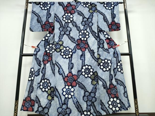 ■■■　サイズ　■■■ 身丈 155cm（肩から） 裄丈 65cm 袖丈 47cm　縫込み 2.5cm 袖幅 34cm 前幅 25.5cm 後幅 29.5cm 着物縫いこみ 内揚げ 0cm 裄 お袖側 約1cm　身頃側 約2cm ■■■　商品詳細　■■■ 【綿】 状態は接写画像のように衽・上前・後身頃に薄いシミがございますが その他特に目立ったシミ汚れなどもなく大変良い状態です。 人気の高い“有松鳴海絞り”の浴衣でございます。 “鳴海絞り”ならではの表情を生み出す立体感と 淡いぼかしで息を吹き込まれ、 今にも動き出しそうな迫力を放っております。 夏祭りや花火大会、これから増えるイベントに連れ立って、 より夏をお楽しみ下さいませ。 大変上質な逸品になります。 お安く出品致しますので、是非この機会にいかがでしょうか？ ■■■　注意事項　■■■ ■モニター発色の具合により色合いが異なる場合がございます。 ■寸法は多少の誤差が生じる場合がございますのでご了承ください。 ■縫込みの長さが左右非対称の場合は短い部分を記載しております。 左右非対称であってもご返品・お値引き等の保証は出来かねますので、ご了承の上ご購入をお願い致します。 ■シミ等のチェックには注意を払っておりますが、見落としがある場合もございますし、個人の見解も様々ですので神経質な方のご購入はお控えください。 ■箪笥に入っておりました着物や帯なので畳みシワや匂いがあるものもございます。 ■お休みは基本的に土日祝となりますが、その他臨時でお休みする場合がございますのでご了承ください。 ■商品の発送は平日のみの発送となります。 ■夜間と土曜、日曜日はお問い合わせの回答が遅れる場合がございます。 ■当店では、お直し、紋入れ、お手入れ等は承っておりません。 ■生地の状態（ヤケ、経年劣化等）によってはサイズ直しが出来ない場合がございます。 その点もどうかご了承のうえ、ご購入をお願いいたします。 ■弊社で取り扱う商品は一点ものにつき、時期や在庫状況に応じて金額が変更となる場合がございます。 ■検針は行っておりません。予めご了承いただきますようお願いいたします。 ■【洗える着物】と記載のある商品におきましては、商品お届け後に洗濯を行ってしまってからのご返品にはご対応しかねます。 念の為、専門店でのお手入れをお願いいたします。 ■着物のサイズ目安は下記を参考ください↓ ＜女性着物＞　お端折り次第で＋5cm　−1cmが着用可能サイズ 　例）身丈170cmの場合、身長160cm〜175cm ＜男性着物＞　身丈＋約25cm〜27cm程が適応身長 　例）身丈155cmの場合、身長180〜182cm