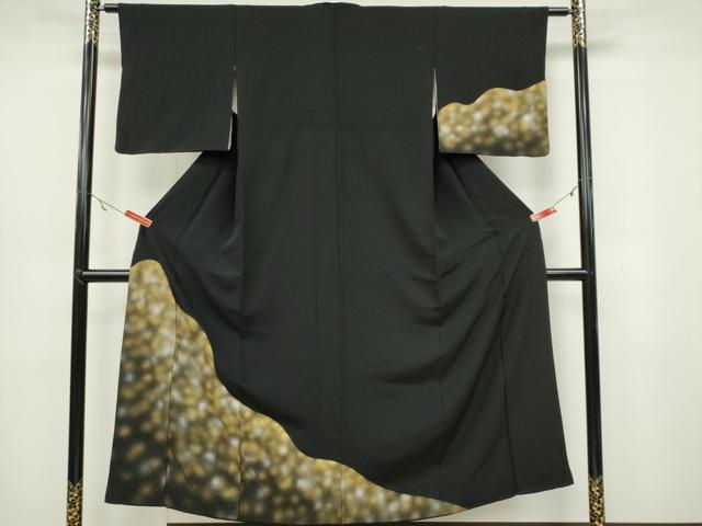 ■■■　サイズ　■■■ 身丈 148cm（肩から） 裄丈 62cm 袖丈 45cm　縫込み 5cm 袖幅 31.5cm 前幅 20.5cm 後幅 27.5cm 着物縫いこみ 内揚げ 8cm 裄 お袖側 約3cm　身頃側 約4cm ■■■　商品詳細　■■■ 【正絹】 状態は画像を添付しておりますので、そちらをご確認下さいますよう宜しくお願い致します。 大変上質な逸品になります。 お安く出品致しますので、是非この機会にいかがでしょうか？ ■■■　注意事項　■■■ ■モニター発色の具合により色合いが異なる場合がございます。 ■寸法は多少の誤差が生じる場合がございますのでご了承ください。 ■縫込みの長さが左右非対称の場合は短い部分を記載しております。 左右非対称であってもご返品・お値引き等の保証は出来かねますので、ご了承の上ご購入をお願い致します。 ■シミ等のチェックには注意を払っておりますが、見落としがある場合もございますし、個人の見解も様々ですので神経質な方のご購入はお控えください。 ■箪笥に入っておりました着物や帯なので畳みシワや匂いがあるものもございます。 ■お休みは基本的に土日祝となりますが、その他臨時でお休みする場合がございますのでご了承ください。 ■商品の発送は平日のみの発送となります。 ■夜間と土曜、日曜日はお問い合わせの回答が遅れる場合がございます。 ■当店では、お直し、紋入れ、お手入れ等は承っておりません。 ■生地の状態（ヤケ、経年劣化等）によってはサイズ直しが出来ない場合がございます。 その点もどうかご了承のうえ、ご購入をお願いいたします。 ■弊社で取り扱う商品は一点ものにつき、時期や在庫状況に応じて金額が変更となる場合がございます。 ■検針は行っておりません。予めご了承いただきますようお願いいたします。 ■【洗える着物】と記載のある商品におきましては、商品お届け後に洗濯を行ってしまってからのご返品にはご対応しかねます。 念の為、専門店でのお手入れをお願いいたします。 ■着物のサイズ目安は下記を参考ください↓ ＜女性着物＞　お端折り次第で＋5?　−10?が着用可能サイズ 　例）身丈170?の場合、身長160?〜175? ＜男性着物＞　身丈＋約25?〜27?程が適応身長 　例）身丈155?の場合、身長180〜182?