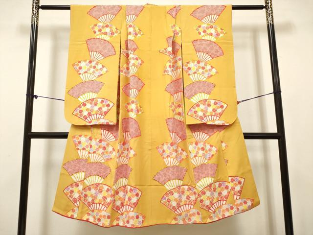 ■■■　サイズ　■■■ 【祝着】 身丈 127cm（肩から） 裄丈 43.5cm（肩上げ　5cm） 袖丈 74cm　縫込み 5.5cm 袖幅 30.5cm 前幅 19cm 後幅 26.5cm 着物縫いこみ 内揚げ 17.5cm （腰上げ　0cm） 裄 お袖側 約5cm　身頃側 約4cm ■■■　商品詳細　■■■ 【正絹・比翼仕立て】 状態は接写画像のように 衿・両袖前後・上前・後身頃に薄い汚れがございますが その他特に目立ったシミ汚れなどもなく大変良い状態です。 大変上質な逸品になります。 お安く出品致しますので、是非この機会にいかがでしょうか？ ■■■　注意事項　■■■ ■モニター発色の具合により色合いが異なる場合がございます。 ■寸法は多少の誤差が生じる場合がございますのでご了承ください。 ■縫込みの長さが左右非対称の場合は短い部分を記載しております。 左右非対称であってもご返品・お値引き等の保証は出来かねますので、ご了承の上ご購入をお願い致します。 ■シミ等のチェックには注意を払っておりますが、見落としがある場合もございますし、個人の見解も様々ですので神経質な方のご購入はお控えください。 ■箪笥に入っておりました着物や帯なので畳みシワや匂いがあるものもございます。 ■お休みは基本的に土日祝となりますが、その他臨時でお休みする場合がございますのでご了承ください。 ■商品の発送は平日のみの発送となります。 ■夜間と土曜、日曜日はお問い合わせの回答が遅れる場合がございます。 ■当店では、お直し、紋入れ、お手入れ等は承っておりません。 ■生地の状態（ヤケ、経年劣化等）によってはサイズ直しが出来ない場合がございます。 その点もどうかご了承のうえ、ご購入をお願いいたします。 ■弊社で取り扱う商品は一点ものにつき、時期や在庫状況に応じて金額が変更となる場合がございます。 ■検針は行っておりません。予めご了承いただきますようお願いいたします。 ■【洗える着物】と記載のある商品におきましては、商品お届け後に洗濯を行ってしまってからのご返品にはご対応しかねます。 念の為、専門店でのお手入れをお願いいたします。 ■写真に写っている物が全てになります。それ以外の付属品はございませんのでご了承ください。 ■状態に関する写真につきましては、掲載可能な写真枚数に限りがあるため、各箇所につき1枚参考画像を掲載しております。 ■着物のサイズ目安は下記を参考ください↓ ＜女性着物＞　お端折り次第で＋5cm　−1cmが着用可能サイズ 　例）身丈170cmの場合、身長160cm〜175cm ＜男性着物＞　身丈＋約25cm〜27cm程が適応身長 　例）身丈155cmの場合、身長180〜182cm