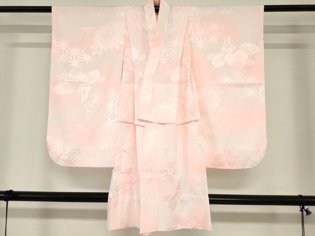 ■■■　サイズ　■■■ 【長襦袢】 身丈 89cm（肩から） 裄丈 44cm（肩上げ　7cm） 袖丈 67.5cm　縫込み 3cm 袖幅 30.5cm 前幅 20cm 後幅 27cm 着物縫いこみ 内揚げ 0cm （腰上げ　15cm） 裄 お袖側 約3cm　身頃側 約2.5cm ■■■　商品詳細　■■■ 【化繊】 状態は接写画像のように右袖後に汚れがございますが その他特に目立ったシミ汚れなどもなく大変良い状態です。 お安く出品致しますので、是非この機会にいかがでしょうか？ ■■■　注意事項　■■■ ■モニター発色の具合により色合いが異なる場合がございます。 ■寸法は多少の誤差が生じる場合がございますのでご了承ください。 ■縫込みの長さが左右非対称の場合は短い部分を記載しております。 左右非対称であってもご返品・お値引き等の保証は出来かねますので、ご了承の上ご購入をお願い致します。 ■シミ等のチェックには注意を払っておりますが、見落としがある場合もございますし、個人の見解も様々ですので神経質な方のご購入はお控えください。 ■箪笥に入っておりました着物や帯なので畳みシワや匂いがあるものもございます。 ■お休みは基本的に土日祝となりますが、その他臨時でお休みする場合がございますのでご了承ください。 ■商品の発送は平日のみの発送となります。 ■夜間と土曜、日曜日はお問い合わせの回答が遅れる場合がございます。 ■当店では、お直し、紋入れ、お手入れ等は承っておりません。 ■生地の状態（ヤケ、経年劣化等）によってはサイズ直しが出来ない場合がございます。 その点もどうかご了承のうえ、ご購入をお願いいたします。 ■弊社で取り扱う商品は一点ものにつき、時期や在庫状況に応じて金額が変更となる場合がございます。 ■検針は行っておりません。予めご了承いただきますようお願いいたします。 ■【洗える着物】と記載のある商品におきましては、商品お届け後に洗濯を行ってしまってからのご返品にはご対応しかねます。 念の為、専門店でのお手入れをお願いいたします。 ■写真に写っている物が全てになります。それ以外の付属品はございませんのでご了承ください。 ■状態に関する写真につきましては、掲載可能な写真枚数に限りがあるため、各箇所につき1枚参考画像を掲載しております。 ■着物のサイズ目安は下記を参考ください↓ ＜女性着物＞　お端折り次第で＋5cm　−1cmが着用可能サイズ 　例）身丈170cmの場合、身長160cm〜175cm ＜男性着物＞　身丈＋約25cm〜27cm程が適応身長 　例）身丈155cmの場合、身長180〜182cm