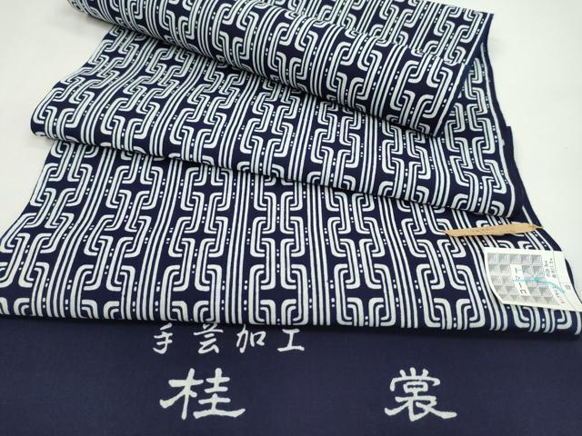 ■■■　サイズ　■■■ 長さ　　着尺分あり 幅　　　約39cm ■■■　商品詳細　■■■ 【綿・未使用】 状態は特に目立ったシミ汚れなどもなく大変良い状態です。 大変上質な逸品になります。 お安く出品致しますので、是非この機会にいかがでしょうか？ ■■■　注意事項　■■■ ■モニター発色の具合により色合いが異なる場合がございます。 ■寸法は多少の誤差が生じる場合がございますのでご了承ください。 ■縫込みの長さが左右非対称の場合は短い部分を記載しております。 左右非対称であってもご返品・お値引き等の保証は出来かねますので、ご了承の上ご購入をお願い致します。 ■シミ等のチェックには注意を払っておりますが、見落としがある場合もございますし、個人の見解も様々ですので神経質な方のご購入はお控えください。 ■箪笥に入っておりました着物や帯なので畳みシワや匂いがあるものもございます。 ■お休みは基本的に土日祝となりますが、その他臨時でお休みする場合がございますのでご了承ください。 ■商品の発送は平日のみの発送となります。 ■夜間と土曜、日曜日はお問い合わせの回答が遅れる場合がございます。 ■当店では、お直し、紋入れ、お手入れ等は承っておりません。 ■生地の状態（ヤケ、経年劣化等）によってはサイズ直しが出来ない場合がございます。 その点もどうかご了承のうえ、ご購入をお願いいたします。 ■弊社で取り扱う商品は一点ものにつき、時期や在庫状況に応じて金額が変更となる場合がございます。 ■検針は行っておりません。予めご了承いただきますようお願いいたします。 ■【洗える着物】と記載のある商品におきましては、商品お届け後に洗濯を行ってしまってからのご返品にはご対応しかねます。 念の為、専門店でのお手入れをお願いいたします。 ■写真に写っている物が全てになります。それ以外の付属品はございませんのでご了承ください。 ■状態に関する写真につきましては、掲載可能な写真枚数に限りがあるため、各箇所につき1枚参考画像を掲載しております。 ■着物のサイズ目安は下記を参考ください↓ ＜女性着物＞　お端折り次第で＋5cm　−1cmが着用可能サイズ 　例）身丈170cmの場合、身長160cm〜175cm ＜男性着物＞　身丈＋約25cm〜27cm程が適応身長 　例）身丈155cmの場合、身長180〜182cm
