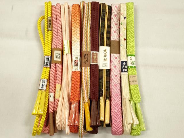 ■■■　商品詳細　■■■ 【未使用】 ※こちらのお品はまとめての出品となりますので、 汚れ・サイズ等の詳細は記載しておりません。 ご理解の上でのご入札をお願い致します。 大変上質な逸品になります。 お安く出品致しますので、是非この機会にいかがでしょうか？ ■■■　注意事項　■■■ ■モニター発色の具合により色合いが異なる場合がございます。 ■寸法は多少の誤差が生じる場合がございますのでご了承ください。 ■縫込みの長さが左右非対称の場合は短い部分を記載しております。 左右非対称であってもご返品・お値引き等の保証は出来かねますので、ご了承の上ご購入をお願い致します。 ■シミ等のチェックには注意を払っておりますが、見落としがある場合もございますし、個人の見解も様々ですので神経質な方のご購入はお控えください。 ■箪笥に入っておりました着物や帯なので畳みシワや匂いがあるものもございます。 ■お休みは基本的に土日祝となりますが、その他臨時でお休みする場合がございますのでご了承ください。 ■商品の発送は平日のみの発送となります。 ■夜間と土曜、日曜日はお問い合わせの回答が遅れる場合がございます。 ■当店では、お直し、紋入れ、お手入れ等は承っておりません。 ■生地の状態（ヤケ、経年劣化等）によってはサイズ直しが出来ない場合がございます。 その点もどうかご了承のうえ、ご購入をお願いいたします。 ■弊社で取り扱う商品は一点ものにつき、時期や在庫状況に応じて金額が変更となる場合がございます。 ■検針は行っておりません。予めご了承いただきますようお願いいたします。 ■【洗える着物】と記載のある商品におきましては、商品お届け後に洗濯を行ってしまってからのご返品にはご対応しかねます。 念の為、専門店でのお手入れをお願いいたします。 ■写真に写っている物が全てになります。それ以外の付属品はございませんのでご了承ください。 ■状態に関する写真につきましては、掲載可能な写真枚数に限りがあるため、各箇所につき1枚参考画像を掲載しております。 ■着物のサイズ目安は下記を参考ください↓ ＜女性着物＞　お端折り次第で＋5cm　−1cmが着用可能サイズ 　例）身丈170cmの場合、身長160cm〜175cm ＜男性着物＞　身丈＋約25cm〜27cm程が適応身長 　例）身丈155cmの場合、身長180〜182cm