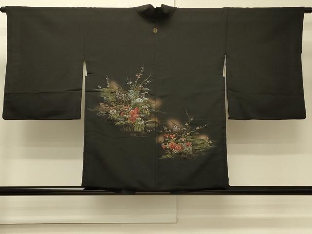■■■　サイズ　■■■ 身丈 76cm（肩から） 裄丈 63.5cm 袖丈 48.5cm　縫込み 4cm 袖幅 32cm 前幅 17.5cm 後幅 28.5cm 裄 お袖側 約0cm　身頃側 約2cm ■■■　商品詳細　■■■ 【正絹・一つ紋】 状態は接写画像のように上前・左袖前・羽裏に薄い汚れがございますが その他特に目立ったシミ汚れなどもなく大変良い状態です。 大変上質な逸品になります。 お安く出品致しますので、是非この機会にいかがでしょうか？ ■■■　注意事項　■■■ ■モニター発色の具合により色合いが異なる場合がございます。 ■寸法は多少の誤差が生じる場合がございますのでご了承ください。 ■縫込みの長さが左右非対称の場合は短い部分を記載しております。 左右非対称であってもご返品・お値引き等の保証は出来かねますので、ご了承の上ご購入をお願い致します。 ■シミ等のチェックには注意を払っておりますが、見落としがある場合もございますし、個人の見解も様々ですので神経質な方のご購入はお控えください。 ■箪笥に入っておりました着物や帯なので畳みシワや匂いがあるものもございます。 ■お休みは基本的に土日祝となりますが、その他臨時でお休みする場合がございますのでご了承ください。 ■商品の発送は平日のみの発送となります。 ■夜間と土曜、日曜日はお問い合わせの回答が遅れる場合がございます。 ■当店では、お直し、紋入れ、お手入れ等は承っておりません。 ■生地の状態（ヤケ、経年劣化等）によってはサイズ直しが出来ない場合がございます。 その点もどうかご了承のうえ、ご購入をお願いいたします。 ■弊社で取り扱う商品は一点ものにつき、時期や在庫状況に応じて金額が変更となる場合がございます。 ■検針は行っておりません。予めご了承いただきますようお願いいたします。 ■【洗える着物】と記載のある商品におきましては、商品お届け後に洗濯を行ってしまってからのご返品にはご対応しかねます。 念の為、専門店でのお手入れをお願いいたします。 ■写真に写っている物が全てになります。それ以外の付属品はございませんのでご了承ください。 ■状態に関する写真につきましては、掲載可能な写真枚数に限りがあるため、各箇所につき1枚参考画像を掲載しております。 ■着物のサイズ目安は下記を参考ください↓ ＜女性着物＞　お端折り次第で＋5cm　−1cmが着用可能サイズ 　例）身丈170cmの場合、身長160cm〜175cm ＜男性着物＞　身丈＋約25cm〜27cm程が適応身長 　例）身丈155cmの場合、身長180〜182cm