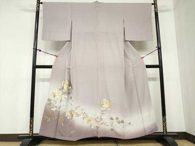 ■■■　サイズ　■■■ 身丈 154cm（肩から） 裄丈 65.5cm 袖丈 49cm　縫込み 5cm 袖幅 34cm 前幅 24.5cm 後幅 29.5cm 着物縫いこみ 内揚げ 10cm 裄 お袖側 約2cm　身頃側 約3cm ■■■　商品詳細　■■■ 【正絹・一つ紋】 状態は接写画像のように上前おくみ・左袖前後・衿山に薄い汚れがございますが その他特に目立ったシミ汚れなどもなく大変良い状態です。 大変上質な逸品になります。 お安く出品致しますので、是非この機会にいかがでしょうか？ ■■■　注意事項　■■■ ■モニター発色の具合により色合いが異なる場合がございます。 ■寸法は多少の誤差が生じる場合がございますのでご了承ください。 ■縫込みの長さが左右非対称の場合は短い部分を記載しております。 左右非対称であってもご返品・お値引き等の保証は出来かねますので、ご了承の上ご購入をお願い致します。 ■シミ等のチェックには注意を払っておりますが、見落としがある場合もございますし、個人の見解も様々ですので神経質な方のご購入はお控えください。 ■箪笥に入っておりました着物や帯なので畳みシワや匂いがあるものもございます。 ■お休みは基本的に土日祝となりますが、その他臨時でお休みする場合がございますのでご了承ください。 ■商品の発送は平日のみの発送となります。 ■夜間と土曜、日曜日はお問い合わせの回答が遅れる場合がございます。 ■当店では、お直し、紋入れ、お手入れ等は承っておりません。 ■生地の状態（ヤケ、経年劣化等）によってはサイズ直しが出来ない場合がございます。 その点もどうかご了承のうえ、ご購入をお願いいたします。 ■弊社で取り扱う商品は一点ものにつき、時期や在庫状況に応じて金額が変更となる場合がございます。 ■検針は行っておりません。予めご了承いただきますようお願いいたします。 ■【洗える着物】と記載のある商品におきましては、商品お届け後に洗濯を行ってしまってからのご返品にはご対応しかねます。 念の為、専門店でのお手入れをお願いいたします。 ■着物のサイズ目安は下記を参考ください↓ ＜女性着物＞　お端折り次第で＋5cm　−1cmが着用可能サイズ 　例）身丈170cmの場合、身長160cm〜175cm ＜男性着物＞　身丈＋約25cm〜27cm程が適応身長 　例）身丈155cmの場合、身長180〜182cm