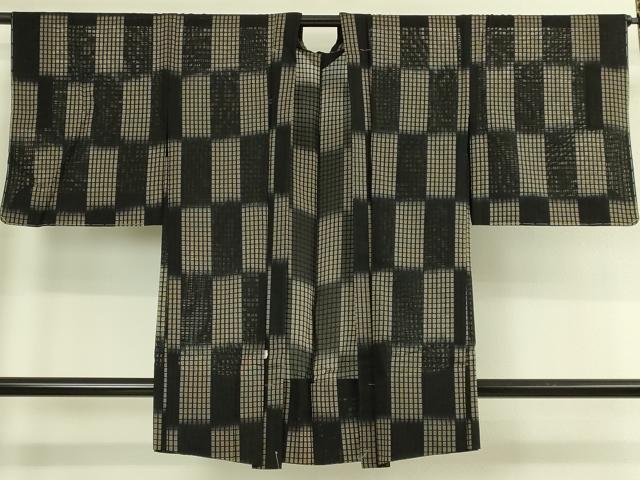 ■■■　サイズ　■■■ 身丈 90cm（肩から） 裄丈 66cm 袖丈 47.5cm 袖幅 33cm 前幅 21cm 後幅 31cm 裄 お袖側 約 0cm　身頃側 約 0cm ■■■　商品詳細　■■■ 【正絹・未使用】 状態は特に目立ったシミ汚れなどもなく大変良い状態です。 大変上質な極上の逸品になります。 お安く出品致しますので、是非この機会にいかがでしょうか？ ■■■　注意事項　■■■ ■モニター発色の具合により色合いが異なる場合がございます。 ■寸法は多少の誤差が生じる場合がございますのでご了承ください。 ■縫込みの長さが左右非対称の場合は短い部分を記載しております。 左右非対称であってもご返品・お値引き等の保証は出来かねますので、ご了承の上ご購入をお願い致します。 ■シミ等のチェックには注意を払っておりますが、見落としがある場合もございますし、個人の見解も様々ですので神経質な方のご購入はお控えください。 ■箪笥に入っておりました着物や帯なので畳みシワや匂いがあるものもございます。 ■お休みは基本的に土日祝となりますが、その他臨時でお休みする場合がございますのでご了承ください。 ■商品の発送は平日のみの発送となります。 ■夜間と土曜、日曜日はお問い合わせの回答が遅れる場合がございます。 ■当店では、お直し、紋入れ、お手入れ等は承っておりません。 ■生地の状態（ヤケ、経年劣化等）によってはサイズ直しが出来ない場合がございます。 その点もどうかご了承のうえ、ご購入をお願いいたします。 ■弊社で取り扱う商品は一点ものにつき、時期や在庫状況に応じて金額が変更となる場合がございます。 ■検針は行っておりません。予めご了承いただきますようお願いいたします。 ■【洗える着物】と記載のある商品におきましては、商品お届け後に洗濯を行ってしまってからのご返品にはご対応しかねます。 念の為、専門店でのお手入れをお願いいたします。 ■写真に写っている物が全てになります。 それ以外の付属品はございませんのでご了承ください。 ■状態に関する写真につきましては、掲載可能な写真枚数に限りがあるため、 各箇所につき1枚参考画像を掲載しております。 ■着物のサイズ目安は下記を参考ください↓ ＜女性着物＞　お端折り次第で＋5cm　−10cmが着用可能サイズ 　例）身丈170cmの場合、身長160cm〜175cm ＜男性着物＞　身丈＋約25cm〜27cm程が適応身長 　例）身丈155cmの場合、身長180cm〜182cm