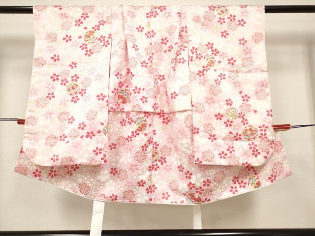 ■■■　サイズ　■■■ 【祝着】 身丈 69.5cm（肩から） 裄丈 41.5cm（肩上げ　3.5cm） 袖丈 57cm　縫込み 3cm 袖幅 27cm 前幅 16cm 後幅 20cm 着物縫いこみ 内揚げ 0cm （腰上げ　11cm） 裄 お袖側 約1.5cm　身頃側 約1.5cm ■■■　商品詳細　■■■ 【ポリエステル100％】 状態は接写画像のように 衿・両袖前後・表地所々に薄い汚れがございます。 気になる方はお手入れをされてお召しになられてはいかがでしょうか。 お安く出品致しますので、是非この機会にいかがでしょうか？ ※ご自身で洗濯された場合の保証はできかねます。専門店にご相談ください。 ■■■　注意事項　■■■ ■モニター発色の具合により色合いが異なる場合がございます。 ■寸法は多少の誤差が生じる場合がございますのでご了承ください。 ■縫込みの長さが左右非対称の場合は短い部分を記載しております。 左右非対称であってもご返品・お値引き等の保証は出来かねますので、ご了承の上ご購入をお願い致します。 ■シミ等のチェックには注意を払っておりますが、見落としがある場合もございますし、個人の見解も様々ですので神経質な方のご購入はお控えください。 ■箪笥に入っておりました着物や帯なので畳みシワや匂いがあるものもございます。 ■お休みは基本的に土日祝となりますが、その他臨時でお休みする場合がございますのでご了承ください。 ■商品の発送は平日のみの発送となります。 ■夜間と土曜、日曜日はお問い合わせの回答が遅れる場合がございます。 ■当店では、お直し、紋入れ、お手入れ等は承っておりません。 ■生地の状態（ヤケ、経年劣化等）によってはサイズ直しが出来ない場合がございます。 その点もどうかご了承のうえ、ご購入をお願いいたします。 ■弊社で取り扱う商品は一点ものにつき、時期や在庫状況に応じて金額が変更となる場合がございます。 ■検針は行っておりません。予めご了承いただきますようお願いいたします。 ■【洗える着物】と記載のある商品におきましては、商品お届け後に洗濯を行ってしまってからのご返品にはご対応しかねます。 念の為、専門店でのお手入れをお願いいたします。 ■写真に写っている物が全てになります。それ以外の付属品はございませんのでご了承ください。 ■状態に関する写真につきましては、掲載可能な写真枚数に限りがあるため、各箇所につき1枚参考画像を掲載しております。 ■着物のサイズ目安は下記を参考ください↓ ＜女性着物＞　お端折り次第で＋5cm　−1cmが着用可能サイズ 　例）身丈170cmの場合、身長160cm〜175cm ＜男性着物＞　身丈＋約25cm〜27cm程が適応身長 　例）身丈155cmの場合、身長180〜182cm