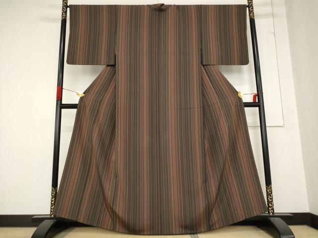 ■■■　サイズ　■■■ 身丈 161cm（肩から） 裄丈 65cm 袖丈 49cm　縫込み 6cm 袖幅 34cm 前幅 25cm 後幅 30.5cm 着物縫いこみ 内揚げ 9cm 裄 お袖側 約2cm　身頃側 約3.5cm ■■■　商品詳細　■■■ 【正絹】 状態は特に目立ったシミ汚れなどもなく大変良い状態です。 大変上質な逸品になります。 お安く出品致しますので、是非この機会にいかがでしょうか？ ■■■　注意事項　■■■ ■モニター発色の具合により色合いが異なる場合がございます。 ■寸法は多少の誤差が生じる場合がございますのでご了承ください。 ■縫込みの長さが左右非対称の場合は短い部分を記載しております。 左右非対称であってもご返品・お値引き等の保証は出来かねますので、ご了承の上ご購入をお願い致します。 ■シミ等のチェックには注意を払っておりますが、見落としがある場合もございますし、個人の見解も様々ですので神経質な方のご購入はお控えください。 ■箪笥に入っておりました着物や帯なので畳みシワや匂いがあるものもございます。 ■お休みは基本的に土日祝となりますが、その他臨時でお休みする場合がございますのでご了承ください。 ■商品の発送は平日のみの発送となります。 ■夜間と土曜、日曜日はお問い合わせの回答が遅れる場合がございます。 ■当店では、お直し、紋入れ、お手入れ等は承っておりません。 ■生地の状態（ヤケ、経年劣化等）によってはサイズ直しが出来ない場合がございます。 その点もどうかご了承のうえ、ご購入をお願いいたします。 ■弊社で取り扱う商品は一点ものにつき、時期や在庫状況に応じて金額が変更となる場合がございます。 ■検針は行っておりません。予めご了承いただきますようお願いいたします。 ■【洗える着物】と記載のある商品におきましては、商品お届け後に洗濯を行ってしまってからのご返品にはご対応しかねます。 念の為、専門店でのお手入れをお願いいたします。 ■着物のサイズ目安は下記を参考ください↓ ＜女性着物＞　お端折り次第で＋5?　−10?が着用可能サイズ 　例）身丈170?の場合、身長160?〜175? ＜男性着物＞　身丈＋約25?〜27?程が適応身長 　例）身丈155?の場合、身長180〜182?