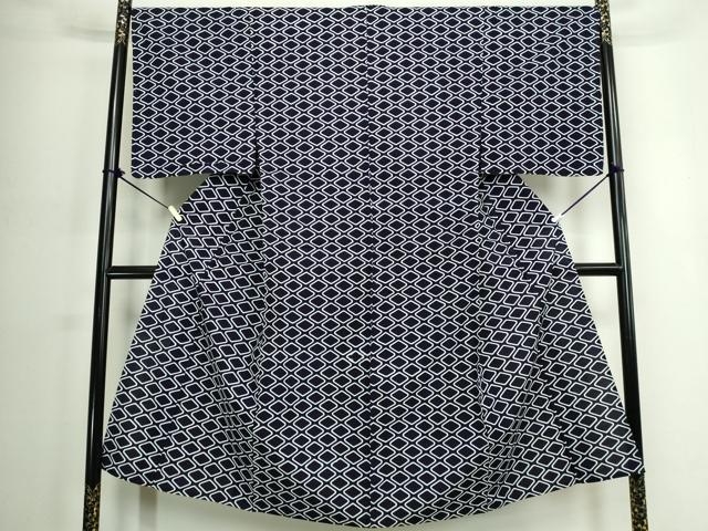 ■■■　サイズ　■■■ 身丈 144cm（肩から） 裄丈 68cm 袖丈 52cm　縫込み 3cm 袖幅 34cm 前幅 27cm 後幅 31cm 着物縫いこみ 内揚げ 2cm 裄 お袖側 約0cm　身頃側 約1cm ■■■　商品詳細　■■■ 【綿・未使用】 状態は接写画像のように上前に薄い汚れがございますが その他特に目立ったシミ汚れなどもなく大変良い状態です。 大変上質な逸品になります。 お安く出品致しますので、是非この機会にいかがでしょうか？ ■■■　注意事項　■■■ ■モニター発色の具合により色合いが異なる場合がございます。 ■寸法は多少の誤差が生じる場合がございますのでご了承ください。 ■縫込みの長さが左右非対称の場合は短い部分を記載しております。 左右非対称であってもご返品・お値引き等の保証は出来かねますので、ご了承の上ご購入をお願い致します。 ■シミ等のチェックには注意を払っておりますが、見落としがある場合もございますし、個人の見解も様々ですので神経質な方のご購入はお控えください。 ■箪笥に入っておりました着物や帯なので畳みシワや匂いがあるものもございます。 ■お休みは基本的に土日祝となりますが、その他臨時でお休みする場合がございますのでご了承ください。 ■商品の発送は平日のみの発送となります。 ■夜間と土曜、日曜日はお問い合わせの回答が遅れる場合がございます。 ■当店では、お直し、紋入れ、お手入れ等は承っておりません。 ■生地の状態（ヤケ、経年劣化等）によってはサイズ直しが出来ない場合がございます。 その点もどうかご了承のうえ、ご購入をお願いいたします。 ■弊社で取り扱う商品は一点ものにつき、時期や在庫状況に応じて金額が変更となる場合がございます。 ■検針は行っておりません。予めご了承いただきますようお願いいたします。 ■【洗える着物】と記載のある商品におきましては、商品お届け後に洗濯を行ってしまってからのご返品にはご対応しかねます。 念の為、専門店でのお手入れをお願いいたします。 ■写真に写っている物が全てになります。それ以外の付属品はございませんのでご了承ください。 ■状態に関する写真につきましては、掲載可能な写真枚数に限りがあるため、各箇所につき1枚参考画像を掲載しております。 ■着物のサイズ目安は下記を参考ください↓ ＜女性着物＞　お端折り次第で＋5cm　−1cmが着用可能サイズ 　例）身丈170cmの場合、身長160cm〜175cm ＜男性着物＞　身丈＋約25cm〜27cm程が適応身長 　例）身丈155cmの場合、身長180〜182cm