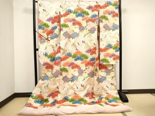 ■■■　サイズ　■■■ 身丈 200cm（肩から） 裄丈 66.5cm 袖丈 104.5cm　縫込み 8cm 袖幅 34cm 前幅 28cm 後幅 30.5cm 着物縫いこみ 内揚げ 0cm 裄 お袖側 約1cm　身頃側 約0cm ■■■　商品詳細　■■■ 【正絹】 状態は接写画像のように後身頃・下前おくみに薄い汚れがございますが その他特に目立ったシミ汚れなどもなく大変良い状態です。 大変上質な逸品になります。 お安く出品致しますので、是非この機会にいかがでしょうか？ ■■■　注意事項　■■■ ■モニター発色の具合により色合いが異なる場合がございます。 ■寸法は多少の誤差が生じる場合がございますのでご了承ください。 ■縫込みの長さが左右非対称の場合は短い部分を記載しております。 左右非対称であってもご返品・お値引き等の保証は出来かねますので、ご了承の上ご購入をお願い致します。 ■シミ等のチェックには注意を払っておりますが、見落としがある場合もございますし、個人の見解も様々ですので神経質な方のご購入はお控えください。 ■箪笥に入っておりました着物や帯なので畳みシワや匂いがあるものもございます。 ■お休みは基本的に土日祝となりますが、その他臨時でお休みする場合がございますのでご了承ください。 ■商品の発送は平日のみの発送となります。 ■夜間と土曜、日曜日はお問い合わせの回答が遅れる場合がございます。 ■当店では、お直し、紋入れ、お手入れ等は承っておりません。 ■生地の状態（ヤケ、経年劣化等）によってはサイズ直しが出来ない場合がございます。 その点もどうかご了承のうえ、ご購入をお願いいたします。 ■弊社で取り扱う商品は一点ものにつき、時期や在庫状況に応じて金額が変更となる場合がございます。 ■検針は行っておりません。予めご了承いただきますようお願いいたします。 ■【洗える着物】と記載のある商品におきましては、商品お届け後に洗濯を行ってしまってからのご返品にはご対応しかねます。 念の為、専門店でのお手入れをお願いいたします。 ■写真に写っている物が全てになります。 それ以外の付属品はございませんのでご了承ください。 ■状態に関する写真につきましては、掲載可能な写真枚数に限りがあるため、 各箇所につき1枚参考画像を掲載しております。 ■着物のサイズ目安は下記を参考ください↓ ＜女性着物＞　お端折り次第で＋5cm　−10cmが着用可能サイズ 　例）身丈170cmの場合、身長160cm〜175cm ＜男性着物＞　身丈＋約25cm〜27cm程が適応身長 　例）身丈155cmの場合、身長180cm〜182cm