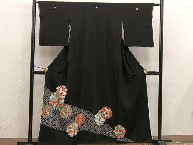 ■■■　サイズ　■■■ 身丈 155.5cm（肩から） 裄丈 62.5cm 袖丈 49cm　縫込み 2.5cm 袖幅 32.5cm 前幅 23.5cm 後幅 29cm 着物縫いこみ 内揚げ 4.5cm 裄 お袖側 約2cm　身頃側 約3cm ■■■　商品詳細　■■■ 【正絹・五つ紋・比翼仕立て】 状態は画像を添付しておりますので、そちらをご確認下さいますよう宜しくお願い致します。 大変上質な逸品になります。 お安く出品致しますので、是非この機会にいかがでしょうか？ ■■■　注意事項　■■■ ■モニター発色の具合により色合いが異なる場合がございます。 ■寸法は多少の誤差が生じる場合がございますのでご了承ください。 ■縫込みの長さが左右非対称の場合は短い部分を記載しております。 左右非対称であってもご返品・お値引き等の保証は出来かねますので、ご了承の上ご購入をお願い致します。 ■シミ等のチェックには注意を払っておりますが、見落としがある場合もございますし、個人の見解も様々ですので神経質な方のご購入はお控えください。 ■箪笥に入っておりました着物や帯なので畳みシワや匂いがあるものもございます。 ■お休みは基本的に土日祝となりますが、その他臨時でお休みする場合がございますのでご了承ください。 ■商品の発送は平日のみの発送となります。 ■夜間と土曜、日曜日はお問い合わせの回答が遅れる場合がございます。 ■当店では、お直し、紋入れ、お手入れ等は承っておりません。 ■生地の状態（ヤケ、経年劣化等）によってはサイズ直しが出来ない場合がございます。 その点もどうかご了承のうえ、ご購入をお願いいたします。 ■弊社で取り扱う商品は一点ものにつき、時期や在庫状況に応じて金額が変更となる場合がございます。 ■検針は行っておりません。予めご了承いただきますようお願いいたします。 ■【洗える着物】と記載のある商品におきましては、商品お届け後に洗濯を行ってしまってからのご返品にはご対応しかねます。 念の為、専門店でのお手入れをお願いいたします。 ■着物のサイズ目安は下記を参考ください↓ ＜女性着物＞　お端折り次第で＋5cm　−1cmが着用可能サイズ 　例）身丈170cmの場合、身長160cm〜175cm ＜男性着物＞　身丈＋約25cm〜27cm程が適応身長 　例）身丈155cmの場合、身長180〜182cm