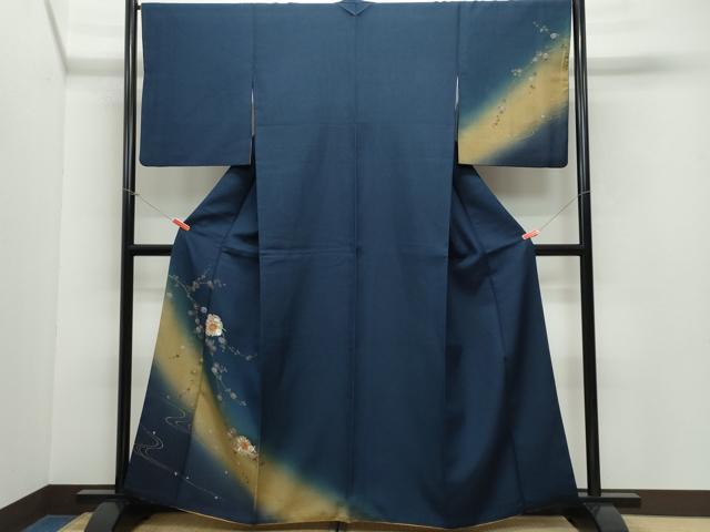 ■■■　サイズ　■■■ 身丈 159.5cm（肩から） 裄丈 67cm 袖丈 52.5cm　縫込み 5cm 袖幅 34.5cm 前幅 24cm 後幅 30cm 着物縫いこみ 内揚げ 7cm 裄 お袖側 約2cm　身頃側 約4cm ■■■　商品詳細　■■■ 【正絹】 状態は特に目立ったシミ汚れなどもなく大変良い状態です。 大変上質な逸品になります。 お安く出品致しますので、是非この機会にいかがでしょうか？ ■■■　注意事項　■■■ ■モニター発色の具合により色合いが異なる場合がございます。 ■寸法は多少の誤差が生じる場合がございますのでご了承ください。 ■シミ等のチェックには注意を払っておりますが、見落としがある場合もございますし、個人の見解も様々ですので神経質な方のご購入はお控えください。 ■箪笥に入っておりました着物や帯なので畳みシワや匂いがあるものもございます。 ■お休みは基本的に土日祝となりますが、その他臨時でお休みする場合がございますのでご了承ください。 ■商品の発送は平日のみの発送となります。 ■夜間と土曜、日曜日はお問い合わせの回答が遅れる場合がございます。 ■当店では、お直し、紋入れ、お手入れ等は承っておりません。 ■生地の状態（ヤケ、経年劣化等）によってはサイズ直しが出来ない場合がございます。 その点もどうかご了承のうえ、ご購入をお願いいたします。 ■着物のサイズ目安は下記を参考ください↓ ＜女性着物＞　身長-10cm+5cmが着用可能サイズ(お端折り次第) 　例）身長160cmの方→着物身丈150cm〜165cm ＜男性着物＞　身長-27cm ±5cmが着用可能サイズ 　例）身長170cmの方→着物身丈138cm〜148cm