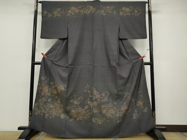 ■■■　サイズ　■■■ 身丈 165cm（肩から） 裄丈 64cm 袖丈 49cm　縫込み 9cm 袖幅 33cm 前幅 25.5cm 後幅 30.5cm 着物縫いこみ 内揚げ 0cm 裄 お袖側 約1cm　身頃側 約2cm ■■■　商品詳細　■■■ 【正絹】 状態は特に目立ったシミ汚れなどもなく大変良い状態です。 京都・鷹が峰、染織の名門【しょうざん】 しょうざんの生紬とは、 上州赤城山麓で新芽の桑の葉を食べて育った春蚕の玉繭を座繰で手引して製糸し、 弾力のある素朴な玉糸を経緯すべてに使用して織り上げており、 幾日もかけられる大変手間のかかったお品です。 節のある緯糸がきちんと緻密に織り込まれ、 ところどころにふっくらとした風合いが浮かび上がります。 織糸へのこだわりある厳選された素材ですので、 創作数も少ないお品となっております。 大変上質な逸品になります。 お安く出品致しますので、是非この機会にいかがでしょうか？ ■■■　注意事項　■■■ ■モニター発色の具合により色合いが異なる場合がございます。 ■寸法は多少の誤差が生じる場合がございますのでご了承ください。 ■縫込みの長さが左右非対称の場合は短い部分を記載しております。 左右非対称であってもご返品・お値引き等の保証は出来かねますので、ご了承の上ご購入をお願い致します。 ■シミ等のチェックには注意を払っておりますが、見落としがある場合もございますし、個人の見解も様々ですので神経質な方のご購入はお控えください。 ■箪笥に入っておりました着物や帯なので畳みシワや匂いがあるものもございます。 ■お休みは基本的に土日祝となりますが、その他臨時でお休みする場合がございますのでご了承ください。 ■商品の発送は平日のみの発送となります。 ■夜間と土曜、日曜日はお問い合わせの回答が遅れる場合がございます。 ■当店では、お直し、紋入れ、お手入れ等は承っておりません。 ■生地の状態（ヤケ、経年劣化等）によってはサイズ直しが出来ない場合がございます。 その点もどうかご了承のうえ、ご購入をお願いいたします。 ■弊社で取り扱う商品は一点ものにつき、時期や在庫状況に応じて金額が変更となる場合がございます。 ■検針は行っておりません。予めご了承いただきますようお願いいたします。 ■【洗える着物】と記載のある商品におきましては、商品お届け後に洗濯を行ってしまってからのご返品にはご対応しかねます。 念の為、専門店でのお手入れをお願いいたします。 ■着物のサイズ目安は下記を参考ください↓ ＜女性着物＞　お端折り次第で＋5cm　−1cmが着用可能サイズ 　例）身丈170cmの場合、身長160cm〜175cm ＜男性着物＞　身丈＋約25cm〜27cm程が適応身長 　例）身丈155cmの場合、身長180〜182cm