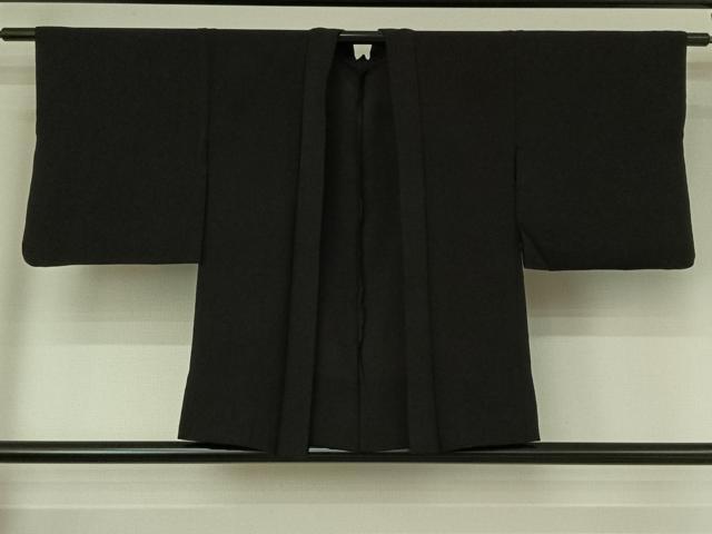 ■■■　サイズ　■■■ 身丈 77cm（肩から） 裄丈 63cm 袖丈 46.5cm　縫込み 4cm 袖幅 32cm 前幅 17cm 後幅 29cm 裄 お袖側 約1.5cm　身頃側 約1.5cm ■■■　商品詳細　■■■ 【正絹】 状態は特に目立ったシミ汚れなどもなく大変良い状態です。 大変上質な逸品になります。 お安く出品致しますので、是非この機会にいかがでしょうか？ ■■■　注意事項　■■■ ■モニター発色の具合により色合いが異なる場合がございます。 ■寸法は多少の誤差が生じる場合がございますのでご了承ください。 ■縫込みの長さが左右非対称の場合は短い部分を記載しております。 左右非対称であってもご返品・お値引き等の保証は出来かねますので、ご了承の上ご購入をお願い致します。 ■シミ等のチェックには注意を払っておりますが、見落としがある場合もございますし、個人の見解も様々ですので神経質な方のご購入はお控えください。 ■箪笥に入っておりました着物や帯なので畳みシワや匂いがあるものもございます。 ■お休みは基本的に土日祝となりますが、その他臨時でお休みする場合がございますのでご了承ください。 ■商品の発送は平日のみの発送となります。 ■夜間と土曜、日曜日はお問い合わせの回答が遅れる場合がございます。 ■当店では、お直し、紋入れ、お手入れ等は承っておりません。 ■生地の状態（ヤケ、経年劣化等）によってはサイズ直しが出来ない場合がございます。 その点もどうかご了承のうえ、ご購入をお願いいたします。 ■弊社で取り扱う商品は一点ものにつき、時期や在庫状況に応じて金額が変更となる場合がございます。 ■検針は行っておりません。予めご了承いただきますようお願いいたします。 ■【洗える着物】と記載のある商品におきましては、商品お届け後に洗濯を行ってしまってからのご返品にはご対応しかねます。 念の為、専門店でのお手入れをお願いいたします。 ■着物のサイズ目安は下記を参考ください↓ ＜女性着物＞　お端折り次第で＋5cm　−1cmが着用可能サイズ 　例）身丈170cmの場合、身長160cm〜175cm ＜男性着物＞　身丈＋約25cm〜27cm程が適応身長 　例）身丈155cmの場合、身長180〜182cm