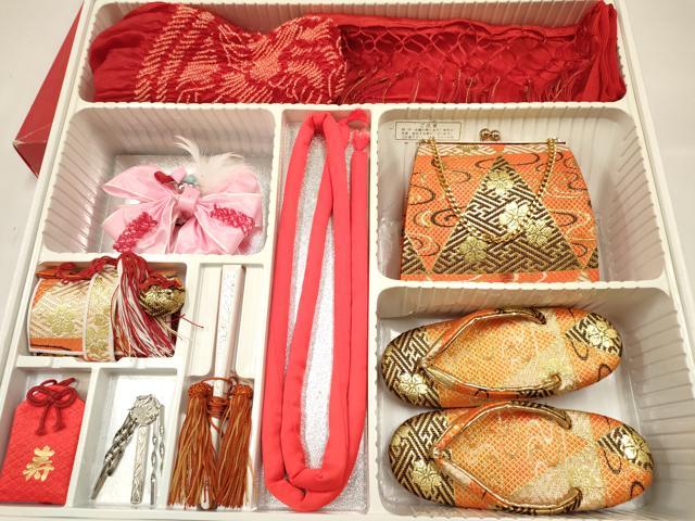 平和屋着物[]七五三　女の子　3歳　小物セット(帯締め・帯揚げ・しごき・バッグ・草履)　流水花文　金糸　箱付き　逸品　DABA3946ma