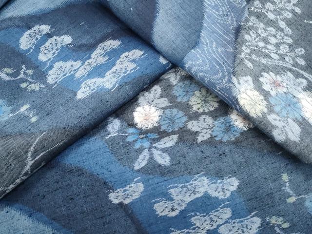 ■■■　サイズ　■■■ 身丈 160cm（肩から） 裄丈 65cm 袖丈 46cm　縫込み 3cm 袖幅 34cm 前幅 24cm 後幅 30cm 着物縫いこみ 内揚げ 0cm 裄 お袖側 約2cm　身頃側 約3cm ■■■　商品詳細　■■■ 【正絹】 状態は接写画像のように袖口・衿山に薄い汚れがございますが その他特に目立ったシミ汚れなどもなく大変良い状態です。 大変上質な逸品になります。 お安く出品致しますので、是非この機会にいかがでしょうか？ ■■■　注意事項　■■■ ■モニター発色の具合により色合いが異なる場合がございます。 ■寸法は多少の誤差が生じる場合がございますのでご了承ください。 ■縫込みの長さが左右非対称の場合は短い部分を記載しております。 左右非対称であってもご返品・お値引き等の保証は出来かねますので、ご了承の上ご購入をお願い致します。 ■シミ等のチェックには注意を払っておりますが、見落としがある場合もございますし、個人の見解も様々ですので神経質な方のご購入はお控えください。 ■箪笥に入っておりました着物や帯なので畳みシワや匂いがあるものもございます。 ■お休みは基本的に土日祝となりますが、その他臨時でお休みする場合がございますのでご了承ください。 ■商品の発送は平日のみの発送となります。 ■夜間と土曜、日曜日はお問い合わせの回答が遅れる場合がございます。 ■当店では、お直し、紋入れ、お手入れ等は承っておりません。 ■生地の状態（ヤケ、経年劣化等）によってはサイズ直しが出来ない場合がございます。 その点もどうかご了承のうえ、ご購入をお願いいたします。 ■弊社で取り扱う商品は一点ものにつき、時期や在庫状況に応じて金額が変更となる場合がございます。 ■検針は行っておりません。予めご了承いただきますようお願いいたします。 ■【洗える着物】と記載のある商品におきましては、商品お届け後に洗濯を行ってしまってからのご返品にはご対応しかねます。 念の為、専門店でのお手入れをお願いいたします。 ■着物のサイズ目安は下記を参考ください↓ ＜女性着物＞　お端折り次第で＋5?　−10?が着用可能サイズ 　例）身丈170?の場合、身長160?〜175? ＜男性着物＞　身丈＋約25?〜27?程が適応身長 　例）身丈155?の場合、身長180〜182?