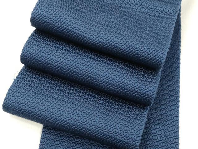 ■■■　サイズ　■■■ 長さ 414cm 幅 9cm程 ■■■　商品詳細　■■■ 【正絹】 状態は締めてはおりますが 特に目立ったシミ汚れなどもなく大変良い状態です。 本場筑前博多織は、 福岡県福岡市博多区やその周辺で生産される絹織物です。 仏具のひとつである独鈷、華皿を基にした幾何学模様が織られています。 江戸時代に筑前藩主だった黒田長政が幕府への献上品にしたことから、 博多献上、献上博多とも呼ばれます。 横畝が際立って見える経畝織りという織りになっています。 30～60本の細い経糸を使うため、こしやはりがあり、 地合が硬く、光沢感があります。 きちんと締まり、くずれにくい、締めやすい帯といわれています。 大変上質な逸品になります。 お安く出品致しますので、是非この機会にいかがでしょうか？ ※両側未かがりですが着用には問題ありません。 ■■■　注意事項　■■■ ■モニター発色の具合により色合いが異なる場合がございます。 ■寸法は多少の誤差が生じる場合がございますのでご了承ください。 ■縫込みの長さが左右非対称の場合は短い部分を記載しております。 左右非対称であってもご返品・お値引き等の保証は出来かねますので、ご了承の上ご購入をお願い致します。 ■シミ等のチェックには注意を払っておりますが、見落としがある場合もございますし、個人の見解も様々ですので神経質な方のご購入はお控えください。 ■箪笥に入っておりました着物や帯なので畳みシワや匂いがあるものもございます。 ■お休みは基本的に土日祝となりますが、その他臨時でお休みする場合がございますのでご了承ください。 ■商品の発送は平日のみの発送となります。 ■夜間と土曜、日曜日はお問い合わせの回答が遅れる場合がございます。 ■当店では、お直し、紋入れ、お手入れ等は承っておりません。 ■生地の状態（ヤケ、経年劣化等）によってはサイズ直しが出来ない場合がございます。 その点もどうかご了承のうえ、ご購入をお願いいたします。 ■弊社で取り扱う商品は一点ものにつき、時期や在庫状況に応じて金額が変更となる場合がございます。 ■検針は行っておりません。予めご了承いただきますようお願いいたします。 ■【洗える着物】と記載のある商品におきましては、商品お届け後に洗濯を行ってしまってからのご返品にはご対応しかねます。 念の為、専門店でのお手入れをお願いいたします。 ■写真に写っている物が全てになります。それ以外の付属品はございませんのでご了承ください。 ■状態に関する写真につきましては、掲載可能な写真枚数に限りがあるため、各箇所につき1枚参考画像を掲載しております。 ■着物のサイズ目安は下記を参考ください↓ ＜女性着物＞　お端折り次第で＋5cm　−1cmが着用可能サイズ 　例）身丈170cmの場合、身長160cm〜175cm ＜男性着物＞　身丈＋約25cm〜27cm程が適応身長 　例）身丈155cmの場合、身長180〜182cm