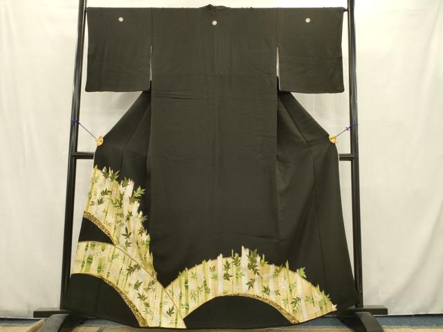 ■■■　サイズ　■■■ 身丈 162cm（肩から） 裄丈 66.5cm 袖丈 46cm　縫込み 8.5cm 袖幅 33.5cm 前幅 24.5cm 後幅 32.5cm 着物縫いこみ 内揚げ 4cm 裄 お袖側 約2.5cm　身頃側 約1cm ■■■　商品詳細　■■■ 【正絹・五つ紋・比翼仕立て】 状態は画像を添付しておりますので、そちらをご確認下さいますよう宜しくお願い致します。 大変上質な逸品になります。 お安く出品致しますので、是非この機会にいかがでしょうか？ ■■■　注意事項　■■■ ■モニター発色の具合により色合いが異なる場合がございます。 ■寸法は多少の誤差が生じる場合がございますのでご了承ください。 ■縫込みの長さが左右非対称の場合は短い部分を記載しております。 左右非対称であってもご返品・お値引き等の保証は出来かねますので、ご了承の上ご購入をお願い致します。 ■シミ等のチェックには注意を払っておりますが、見落としがある場合もございますし、個人の見解も様々ですので神経質な方のご購入はお控えください。 ■箪笥に入っておりました着物や帯なので畳みシワや匂いがあるものもございます。 ■お休みは基本的に土日祝となりますが、その他臨時でお休みする場合がございますのでご了承ください。 ■商品の発送は平日のみの発送となります。 ■夜間と土曜、日曜日はお問い合わせの回答が遅れる場合がございます。 ■当店では、お直し、紋入れ、お手入れ等は承っておりません。 ■生地の状態（ヤケ、経年劣化等）によってはサイズ直しが出来ない場合がございます。 その点もどうかご了承のうえ、ご購入をお願いいたします。 ■弊社で取り扱う商品は一点ものにつき、時期や在庫状況に応じて金額が変更となる場合がございます。 ■検針は行っておりません。予めご了承いただきますようお願いいたします。 ■【洗える着物】と記載のある商品におきましては、商品お届け後に洗濯を行ってしまってからのご返品にはご対応しかねます。 念の為、専門店でのお手入れをお願いいたします。 ■着物のサイズ目安は下記を参考ください↓ ＜女性着物＞　お端折り次第で＋5?　−10?が着用可能サイズ 　例）身丈170?の場合、身長160?〜175? ＜男性着物＞　身丈＋約25?〜27?程が適応身長 　例）身丈155?の場合、身長180〜182?