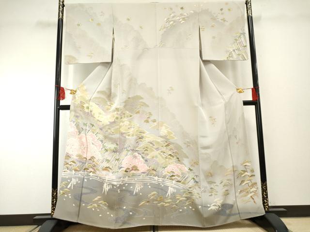 ■■■　サイズ　■■■ 身丈 160cm（肩から） 裄丈 67cm 袖丈 48cm　縫込み 6cm 袖幅 34.5cm 前幅 25cm 後幅 29cm 着物縫いこみ 内揚げ 4cm 裄 お袖側 約1cm　身頃側 約2cm ■■■　商品詳細　■■■ 【正絹・一つ紋】 状態は接写画像のように衿山・肩山・後身頃・両袖に薄い汚れ、表地に若干のヤケがございますが その他特に目立ったシミ汚れなどもなく大変良い状態です。 大変上質な逸品になります。 お安く出品致しますので、是非この機会にいかがでしょうか？ ■■■　注意事項　■■■ ■モニター発色の具合により色合いが異なる場合がございます。 ■寸法は多少の誤差が生じる場合がございますのでご了承ください。 ■縫込みの長さが左右非対称の場合は短い部分を記載しております。 左右非対称であってもご返品・お値引き等の保証は出来かねますので、ご了承の上ご購入をお願い致します。 ■シミ等のチェックには注意を払っておりますが、見落としがある場合もございますし、個人の見解も様々ですので神経質な方のご購入はお控えください。 ■箪笥に入っておりました着物や帯なので畳みシワや匂いがあるものもございます。 ■お休みは基本的に土日祝となりますが、その他臨時でお休みする場合がございますのでご了承ください。 ■商品の発送は平日のみの発送となります。 ■夜間と土曜、日曜日はお問い合わせの回答が遅れる場合がございます。 ■当店では、お直し、紋入れ、お手入れ等は承っておりません。 ■生地の状態（ヤケ、経年劣化等）によってはサイズ直しが出来ない場合がございます。 その点もどうかご了承のうえ、ご購入をお願いいたします。 ■弊社で取り扱う商品は一点ものにつき、時期や在庫状況に応じて金額が変更となる場合がございます。 ■検針は行っておりません。予めご了承いただきますようお願いいたします。 ■【洗える着物】と記載のある商品におきましては、商品お届け後に洗濯を行ってしまってからのご返品にはご対応しかねます。 念の為、専門店でのお手入れをお願いいたします。 ■着物のサイズ目安は下記を参考ください↓ ＜女性着物＞　お端折り次第で＋5cm　−1cmが着用可能サイズ 　例）身丈170cmの場合、身長160cm〜175cm ＜男性着物＞　身丈＋約25cm〜27cm程が適応身長 　例）身丈155cmの場合、身長180〜182cm