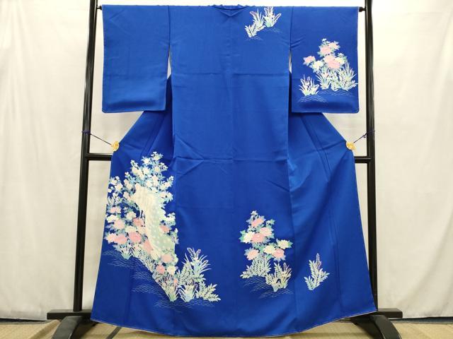 ■■■　サイズ　■■■ 身丈 162.5cm（肩から） 裄丈 64.5cm 袖丈 56.5cm　縫込み 6cm 袖幅 33cm 前幅 23cm 後幅 29cm 着物縫いこみ 内揚げ 4cm 裄 お袖側 約3cm　身頃側 約2cm ■■■　商品詳細　■■■ 【正絹・未使用】 状態は画像を添付しておりますので、そちらをご確認下さいますよう宜しくお願い致します。 大変上質な逸品になります。 お安く出品致しますので、是非この機会にいかがでしょうか？ ■■■　注意事項　■■■ ■モニター発色の具合により色合いが異なる場合がございます。 ■寸法は多少の誤差が生じる場合がございますのでご了承ください。 ■縫込みの長さが左右非対称の場合は短い部分を記載しております。 左右非対称であってもご返品・お値引き等の保証は出来かねますので、ご了承の上ご購入をお願い致します。 ■シミ等のチェックには注意を払っておりますが、見落としがある場合もございますし、個人の見解も様々ですので神経質な方のご購入はお控えください。 ■箪笥に入っておりました着物や帯なので畳みシワや匂いがあるものもございます。 ■お休みは基本的に土日祝となりますが、その他臨時でお休みする場合がございますのでご了承ください。 ■商品の発送は平日のみの発送となります。 ■夜間と土曜、日曜日はお問い合わせの回答が遅れる場合がございます。 ■当店では、お直し、紋入れ、お手入れ等は承っておりません。 ■生地の状態（ヤケ、経年劣化等）によってはサイズ直しが出来ない場合がございます。 その点もどうかご了承のうえ、ご購入をお願いいたします。 ■弊社で取り扱う商品は一点ものにつき、時期や在庫状況に応じて金額が変更となる場合がございます。 ■検針は行っておりません。予めご了承いただきますようお願いいたします。 ■【洗える着物】と記載のある商品におきましては、商品お届け後に洗濯を行ってしまってからのご返品にはご対応しかねます。 念の為、専門店でのお手入れをお願いいたします。 ■着物のサイズ目安は下記を参考ください↓ ＜女性着物＞　お端折り次第で＋5?　−10?が着用可能サイズ 　例）身丈170?の場合、身長160?〜175? ＜男性着物＞　身丈＋約25?〜27?程が適応身長 　例）身丈155?の場合、身長180〜182?