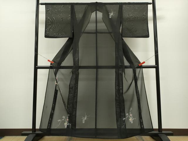 ■■■　サイズ　■■■ 身丈 156cm（肩から） 裄丈 63cm 袖丈 44cm　縫込み 2cm 袖幅 32cm 前幅 23.5cm 後幅 27cm 着物縫いこみ 内揚げ 0cm 裄 お袖側 約1.5cm　身頃側 約2cm ■■■　商品詳細　■■■ 【化繊】 状態は接写画像のようにおくみ・左袖・衿裏・衿山に薄い汚れがございますが その他特に目立ったシミ汚れなどもなく大変良い状態です。 お安く出品致しますので、是非この機会にいかがでしょうか？※ご自身で洗濯された場合の保証はできかねます。 専門店にご相談ください。 ■■■　注意事項　■■■ ■モニター発色の具合により色合いが異なる場合がございます。 ■寸法は多少の誤差が生じる場合がございますのでご了承ください。 ■縫込みの長さが左右非対称の場合は短い部分を記載しております。 左右非対称であってもご返品・お値引き等の保証は出来かねますので、ご了承の上ご購入をお願い致します。 ■シミ等のチェックには注意を払っておりますが、見落としがある場合もございますし、個人の見解も様々ですので神経質な方のご購入はお控えください。 ■箪笥に入っておりました着物や帯なので畳みシワや匂いがあるものもございます。 ■お休みは基本的に土日祝となりますが、その他臨時でお休みする場合がございますのでご了承ください。 ■商品の発送は平日のみの発送となります。 ■夜間と土曜、日曜日はお問い合わせの回答が遅れる場合がございます。 ■当店では、お直し、紋入れ、お手入れ等は承っておりません。 ■生地の状態（ヤケ、経年劣化等）によってはサイズ直しが出来ない場合がございます。 その点もどうかご了承のうえ、ご購入をお願いいたします。 ■弊社で取り扱う商品は一点ものにつき、時期や在庫状況に応じて金額が変更となる場合がございます。 ■検針は行っておりません。予めご了承いただきますようお願いいたします。 ■【洗える着物】と記載のある商品におきましては、商品お届け後に洗濯を行ってしまってからのご返品にはご対応しかねます。 念の為、専門店でのお手入れをお願いいたします。 ■着物のサイズ目安は下記を参考ください↓ ＜女性着物＞　お端折り次第で＋5cm　−1cmが着用可能サイズ 　例）身丈170cmの場合、身長160cm〜175cm ＜男性着物＞　身丈＋約25cm〜27cm程が適応身長 　例）身丈155cmの場合、身長180〜182cm