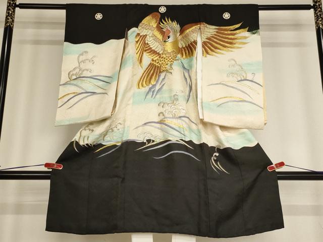 ■■■　サイズ　■■■ 【着物】 身丈 104cm（肩から） 裄丈 43.5cm 袖丈 58.5cm ■■■　商品詳細　■■■ 産着【正絹・五つ紋】の状態は接写画像のように表地・胴裏に汚れがございますが その他特に目立ったシミ汚れなどもなく大変良い状態です。 長襦袢【化繊】の状態は接写画像のように後身頃・裏地に汚れがございますが その他特に目立ったシミ汚れなどもなく大変良い状態です。 大変上質な逸品になります。 お安く出品致しますので、是非この機会にいかがでしょうか？ ※長襦袢はセットになっております。 ■■■　注意事項　■■■ ■モニター発色の具合により色合いが異なる場合がございます。 ■寸法は多少の誤差が生じる場合がございますのでご了承ください。 ■縫込みの長さが左右非対称の場合は短い部分を記載しております。 左右非対称であってもご返品・お値引き等の保証は出来かねますので、ご了承の上ご購入をお願い致します。 ■シミ等のチェックには注意を払っておりますが、見落としがある場合もございますし、個人の見解も様々ですので神経質な方のご購入はお控えください。 ■箪笥に入っておりました着物や帯なので畳みシワや匂いがあるものもございます。 ■お休みは基本的に土日祝となりますが、その他臨時でお休みする場合がございますのでご了承ください。 ■商品の発送は平日のみの発送となります。 ■夜間と土曜、日曜日はお問い合わせの回答が遅れる場合がございます。 ■当店では、お直し、紋入れ、お手入れ等は承っておりません。 ■生地の状態（ヤケ、経年劣化等）によってはサイズ直しが出来ない場合がございます。 その点もどうかご了承のうえ、ご購入をお願いいたします。 ■弊社で取り扱う商品は一点ものにつき、時期や在庫状況に応じて金額が変更となる場合がございます。 ■検針は行っておりません。予めご了承いただきますようお願いいたします。 ■【洗える着物】と記載のある商品におきましては、商品お届け後に洗濯を行ってしまってからのご返品にはご対応しかねます。 念の為、専門店でのお手入れをお願いいたします。 ■着物のサイズ目安は下記を参考ください↓ ＜女性着物＞　お端折り次第で＋5cm　−1cmが着用可能サイズ 　例）身丈170cmの場合、身長160cm〜175cm ＜男性着物＞　身丈＋約25cm〜27cm程が適応身長 　例）身丈155cmの場合、身長180〜182cm