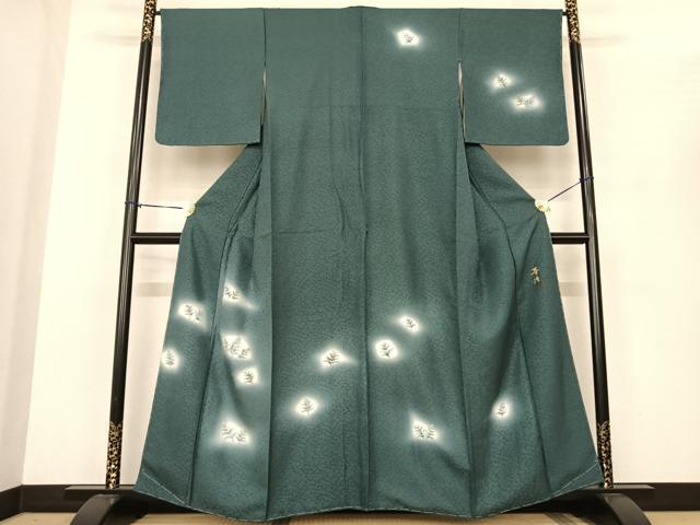 ■■■　サイズ　■■■ 身丈 159cm（肩から） 裄丈 66cm 袖丈 49cm　縫込み 7cm 袖幅 33.5cm 前幅 23cm 後幅 31cm 着物縫いこみ 内揚げ 11cm 裄 お袖側 約4cm　身頃側 約4cm ■■■　商品詳細　■■■ 【正絹・未使用】 状態は特に目立ったシミ汚れなどもなく大変良い状態です。 前田華清氏略歴 1941年　京都市中京 染色業の三男として誕生。 1959年　染色業に入る。 1971年　三十歳で独立。日本画を学び、 　　　　　独自の手描き染色法できもの製作に専念。 1975年｛華清｝設立。自然の美しさに感銘し、誘発された作品を創作。 　　　　着る人の感性を際立たせるきものを目指し個展発表を継続。 1983年　梅沢富美男「夢舞台」のレコ−ドジャケットの舞台衣装製作。 1997年　ファッションカンタ−タfrom KYOTO きものショ-に選ばれる。 大変上質な逸品になります。 お安く出品致しますので、是非この機会にいかがでしょうか？ ■■■　注意事項　■■■ ■モニター発色の具合により色合いが異なる場合がございます。 ■寸法は多少の誤差が生じる場合がございますのでご了承ください。 ■縫込みの長さが左右非対称の場合は短い部分を記載しております。 左右非対称であってもご返品・お値引き等の保証は出来かねますので、ご了承の上ご購入をお願い致します。 ■シミ等のチェックには注意を払っておりますが、見落としがある場合もございますし、個人の見解も様々ですので神経質な方のご購入はお控えください。 ■箪笥に入っておりました着物や帯なので畳みシワや匂いがあるものもございます。 ■お休みは基本的に土日祝となりますが、その他臨時でお休みする場合がございますのでご了承ください。 ■商品の発送は平日のみの発送となります。 ■夜間と土曜、日曜日はお問い合わせの回答が遅れる場合がございます。 ■当店では、お直し、紋入れ、お手入れ等は承っておりません。 ■生地の状態（ヤケ、経年劣化等）によってはサイズ直しが出来ない場合がございます。 その点もどうかご了承のうえ、ご購入をお願いいたします。 ■弊社で取り扱う商品は一点ものにつき、時期や在庫状況に応じて金額が変更となる場合がございます。 ■検針は行っておりません。予めご了承いただきますようお願いいたします。 ■【洗える着物】と記載のある商品におきましては、商品お届け後に洗濯を行ってしまってからのご返品にはご対応しかねます。 念の為、専門店でのお手入れをお願いいたします。 ■着物のサイズ目安は下記を参考ください↓ ＜女性着物＞　お端折り次第で＋5cm　−1cmが着用可能サイズ 　例）身丈170cmの場合、身長160cm〜175cm ＜男性着物＞　身丈＋約25cm〜27cm程が適応身長 　例）身丈155cmの場合、身長180〜182cm