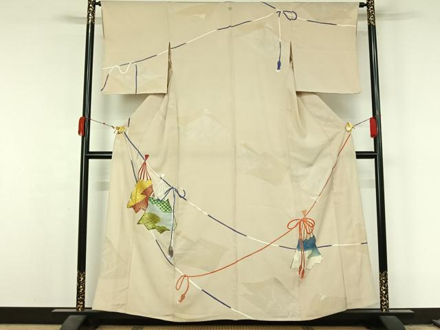 ■■■　サイズ　■■■ 身丈 156cm（肩から） 裄丈 64cm 袖丈 48cm　縫込み 2cm 袖幅 32cm 前幅 22cm 後幅 29cm 着物縫いこみ 内揚げ 0cm 裄 お袖側 約1cm　身頃側 約0cm ■■■　商品詳細　■■■ 【正絹・一つ紋】 状態は接写画像のように表地所々に薄い汚れがございます。 大変上質な逸品になりますのでぜひお手入れをされてお召しになられてはいかがでしょうか。 お安く出品致しますので、是非この機会にいかがでしょうか？ ■■■　注意事項　■■■ ■モニター発色の具合により色合いが異なる場合がございます。 ■寸法は多少の誤差が生じる場合がございますのでご了承ください。 ■縫込みの長さが左右非対称の場合は短い部分を記載しております。 左右非対称であってもご返品・お値引き等の保証は出来かねますので、ご了承の上ご購入をお願い致します。 ■シミ等のチェックには注意を払っておりますが、見落としがある場合もございますし、個人の見解も様々ですので神経質な方のご購入はお控えください。 ■箪笥に入っておりました着物や帯なので畳みシワや匂いがあるものもございます。 ■お休みは基本的に土日祝となりますが、その他臨時でお休みする場合がございますのでご了承ください。 ■商品の発送は平日のみの発送となります。 ■夜間と土曜、日曜日はお問い合わせの回答が遅れる場合がございます。 ■当店では、お直し、紋入れ、お手入れ等は承っておりません。 ■生地の状態（ヤケ、経年劣化等）によってはサイズ直しが出来ない場合がございます。 その点もどうかご了承のうえ、ご購入をお願いいたします。 ■弊社で取り扱う商品は一点ものにつき、時期や在庫状況に応じて金額が変更となる場合がございます。 ■検針は行っておりません。予めご了承いただきますようお願いいたします。 ■【洗える着物】と記載のある商品におきましては、商品お届け後に洗濯を行ってしまってからのご返品にはご対応しかねます。 念の為、専門店でのお手入れをお願いいたします。 ■写真に写っている物が全てになります。それ以外の付属品はございませんのでご了承ください。 ■状態に関する写真につきましては、掲載可能な写真枚数に限りがあるため、各箇所につき1枚参考画像を掲載しております。 ■着物のサイズ目安は下記を参考ください↓ ＜女性着物＞　お端折り次第で＋5cm　−1cmが着用可能サイズ 　例）身丈170cmの場合、身長160cm〜175cm ＜男性着物＞　身丈＋約25cm〜27cm程が適応身長 　例）身丈155cmの場合、身長180〜182cm