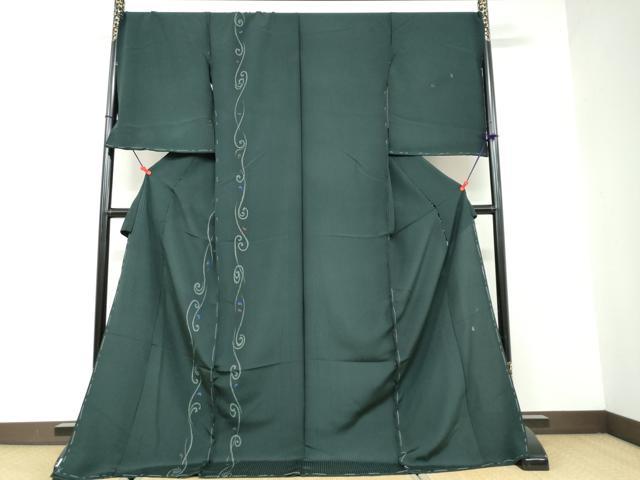 ■■■　サイズ　■■■ 反幅　36cm　　　八掛付き ※ご自身でお好みのサイズに仕立ててお召になっていただけます。 ■■■　商品詳細　■■■ 【正絹・未使用】 状態は特に目立ったシミ汚れなどもなく大変良い状態です。 大変上質な逸品になります。 お安く出品致しますので、是非この機会にいかがでしょうか？ ■■■　注意事項　■■■ ■モニター発色の具合により色合いが異なる場合がございます。 ■寸法は多少の誤差が生じる場合がございますのでご了承ください。 ■縫込みの長さが左右非対称の場合は短い部分を記載しております。 左右非対称であってもご返品・お値引き等の保証は出来かねますので、ご了承の上ご購入をお願い致します。 ■シミ等のチェックには注意を払っておりますが、見落としがある場合もございますし、個人の見解も様々ですので神経質な方のご購入はお控えください。 ■箪笥に入っておりました着物や帯なので畳みシワや匂いがあるものもございます。 ■お休みは基本的に土日祝となりますが、その他臨時でお休みする場合がございますのでご了承ください。 ■商品の発送は平日のみの発送となります。 ■夜間と土曜、日曜日はお問い合わせの回答が遅れる場合がございます。 ■当店では、お直し、紋入れ、お手入れ等は承っておりません。 ■生地の状態（ヤケ、経年劣化等）によってはサイズ直しが出来ない場合がございます。 その点もどうかご了承のうえ、ご購入をお願いいたします。 ■弊社で取り扱う商品は一点ものにつき、時期や在庫状況に応じて金額が変更となる場合がございます。 ■検針は行っておりません。予めご了承いただきますようお願いいたします。 ■【洗える着物】と記載のある商品におきましては、商品お届け後に洗濯を行ってしまってからのご返品にはご対応しかねます。 念の為、専門店でのお手入れをお願いいたします。 ■着物のサイズ目安は下記を参考ください↓ ＜女性着物＞　お端折り次第で＋5?　−10?が着用可能サイズ 　例）身丈170?の場合、身長160?〜175? ＜男性着物＞　身丈＋約25?〜27?程が適応身長 　例）身丈155?の場合、身長180〜182?