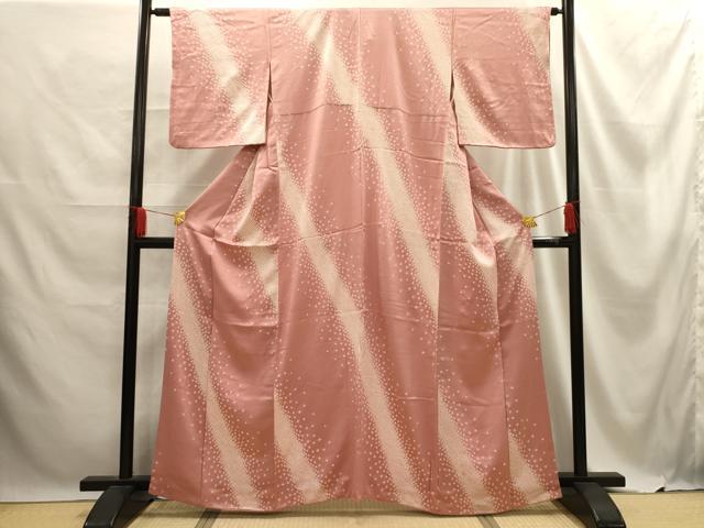 ■■■　サイズ　■■■ 身丈 162cm（肩から） 裄丈 62cm 袖丈 48cm　縫込み 4.5cm 袖幅 31.5cm 前幅 23cm 後幅 30cm 着物縫いこみ 内揚げ 0cm 裄 お袖側 約3cm　身頃側 約3.5cm ■■■　商品詳細　■■■ 【正絹】 状態は特に目立ったシミ汚れなどもなく大変良い状態です。 大変上質な逸品になります。 お安く出品致しますので、是非この機会にいかがでしょうか？ ■■■　注意事項　■■■ ■モニター発色の具合により色合いが異なる場合がございます。 ■寸法は多少の誤差が生じる場合がございますのでご了承ください。 ■縫込みの長さが左右非対称の場合は短い部分を記載しております。 左右非対称であってもご返品・お値引き等の保証は出来かねますので、ご了承の上ご購入をお願い致します。 ■シミ等のチェックには注意を払っておりますが、見落としがある場合もございますし、個人の見解も様々ですので神経質な方のご購入はお控えください。 ■箪笥に入っておりました着物や帯なので畳みシワや匂いがあるものもございます。 ■お休みは基本的に土日祝となりますが、その他臨時でお休みする場合がございますのでご了承ください。 ■商品の発送は平日のみの発送となります。 ■夜間と土曜、日曜日はお問い合わせの回答が遅れる場合がございます。 ■当店では、お直し、紋入れ、お手入れ等は承っておりません。 ■生地の状態（ヤケ、経年劣化等）によってはサイズ直しが出来ない場合がございます。 その点もどうかご了承のうえ、ご購入をお願いいたします。 ■弊社で取り扱う商品は一点ものにつき、時期や在庫状況に応じて金額が変更となる場合がございます。 ■検針は行っておりません。予めご了承いただきますようお願いいたします。 ■【洗える着物】と記載のある商品におきましては、商品お届け後に洗濯を行ってしまってからのご返品にはご対応しかねます。 念の為、専門店でのお手入れをお願いいたします。 ■着物のサイズ目安は下記を参考ください↓ ＜女性着物＞　お端折り次第で＋5cm　−1cmが着用可能サイズ 　例）身丈170cmの場合、身長160cm〜175cm ＜男性着物＞　身丈＋約25cm〜27cm程が適応身長 　例）身丈155cmの場合、身長180〜182cm